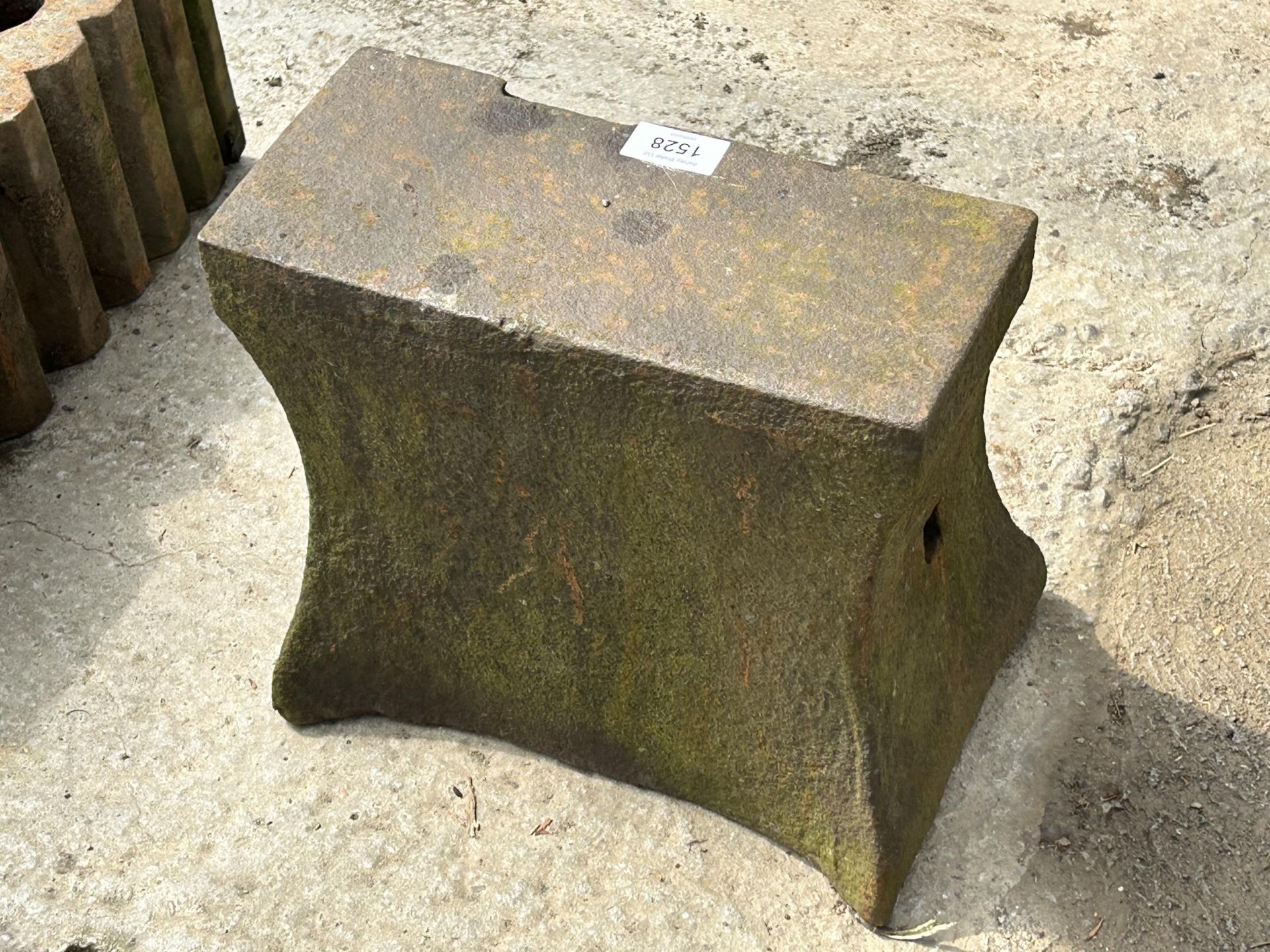 A SMALL VINTAGE CAST IRON SAWYERS BLACKSMITHS ANVIL (H:24CM L:29CM) - Image 4 of 4