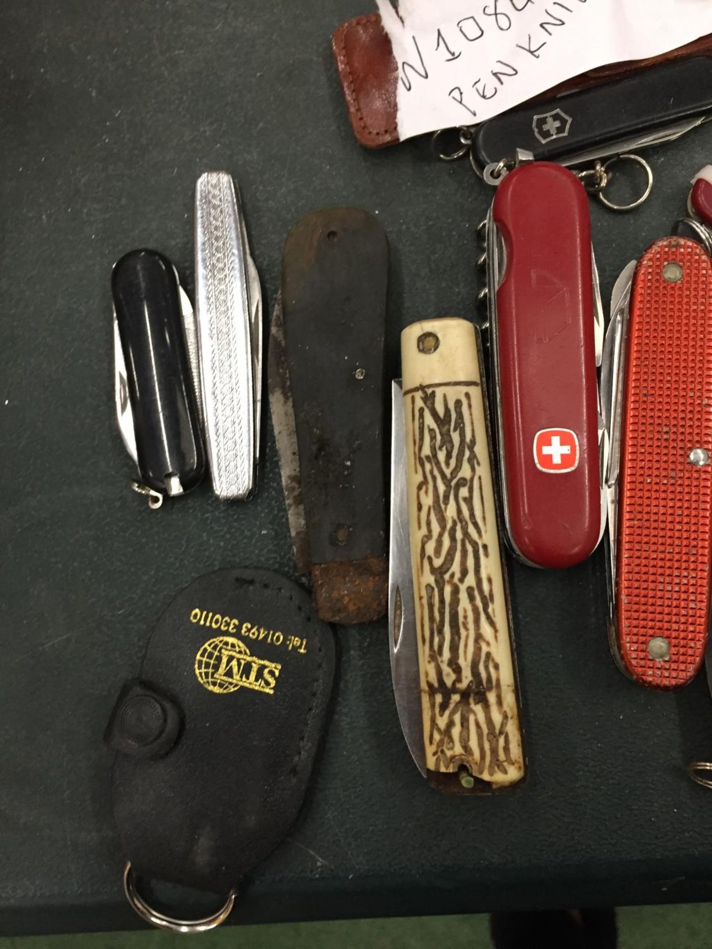 A COLLECTION OF VINTAGE PENKNIVES TO INCLUDE GENUINE SWISS ARMY KNIFE - Image 2 of 3