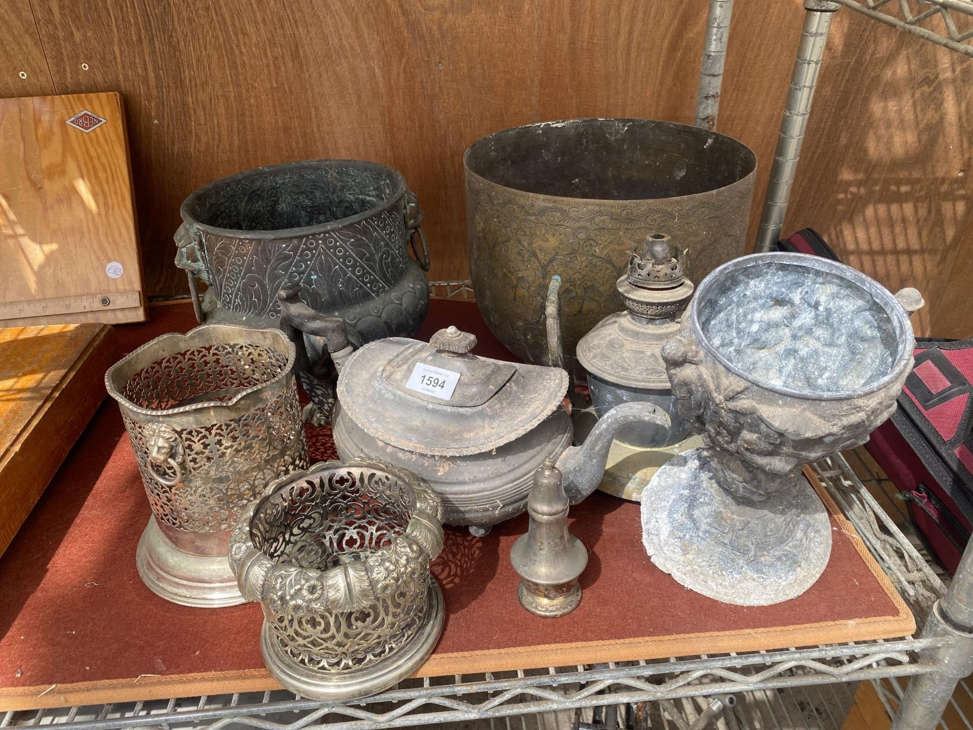 AN ASSORTMENT OF VINTAGE ITEMS TO INCLUDE A TEAPOT, PLANTERS AND A SUGAR SHAKER ETC