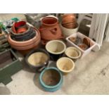 A LARGE COLLLECTION OF ASSORTED GARDEN POTS AND PLANTERS