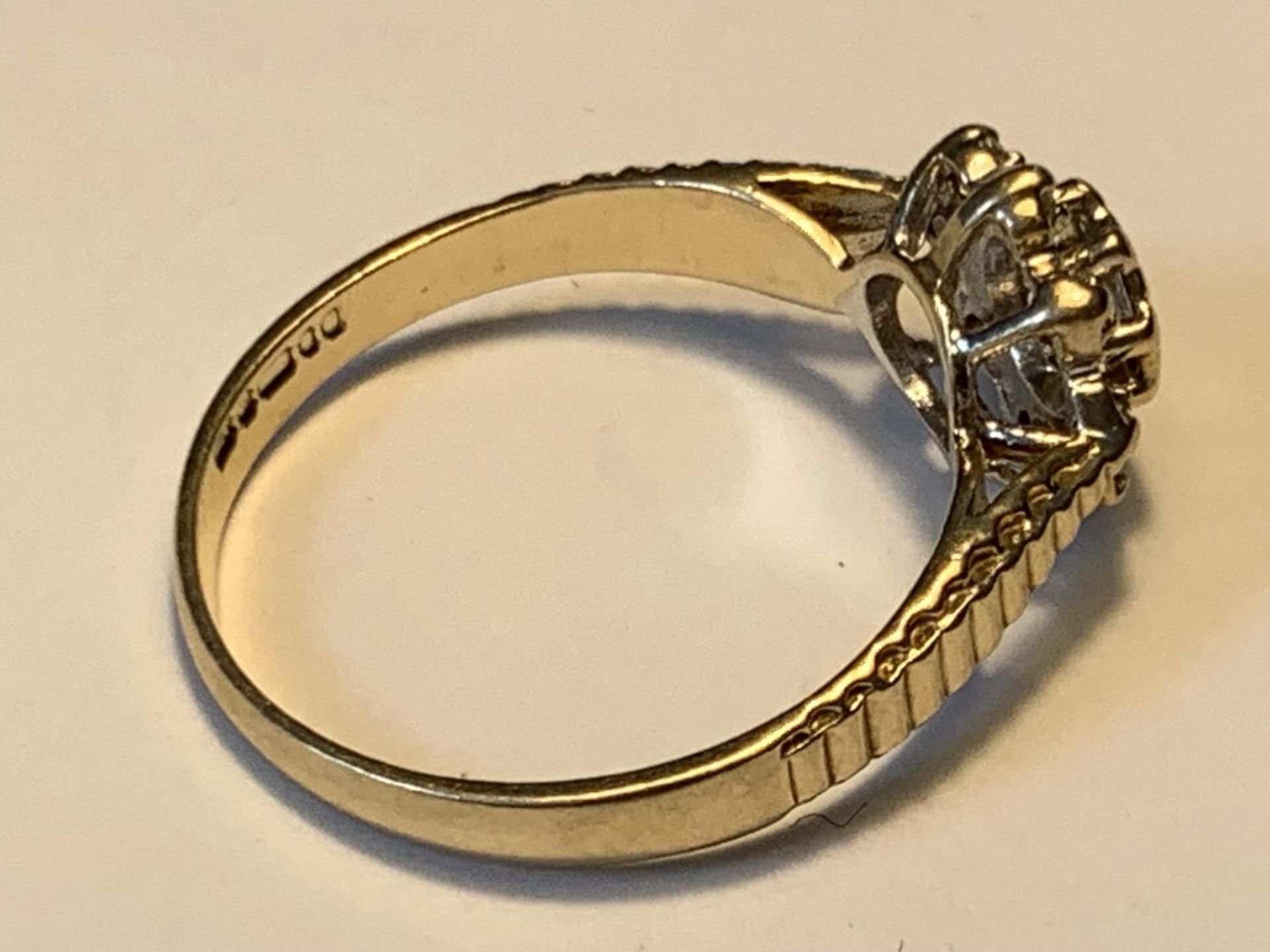 A 9 CARAT GOLD DIAMOND RING IN THE STYLE OF A DAISY SIZE K - Image 2 of 3