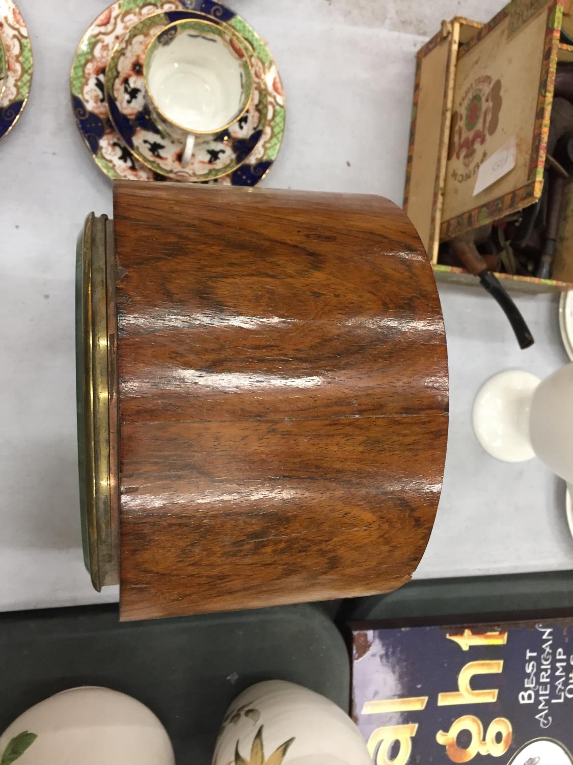 A LARGE VINTAGE MAHOGANY CASED MANTLE CLOCK WITH BRASS FEET HEIGHT 33CM - Image 4 of 5