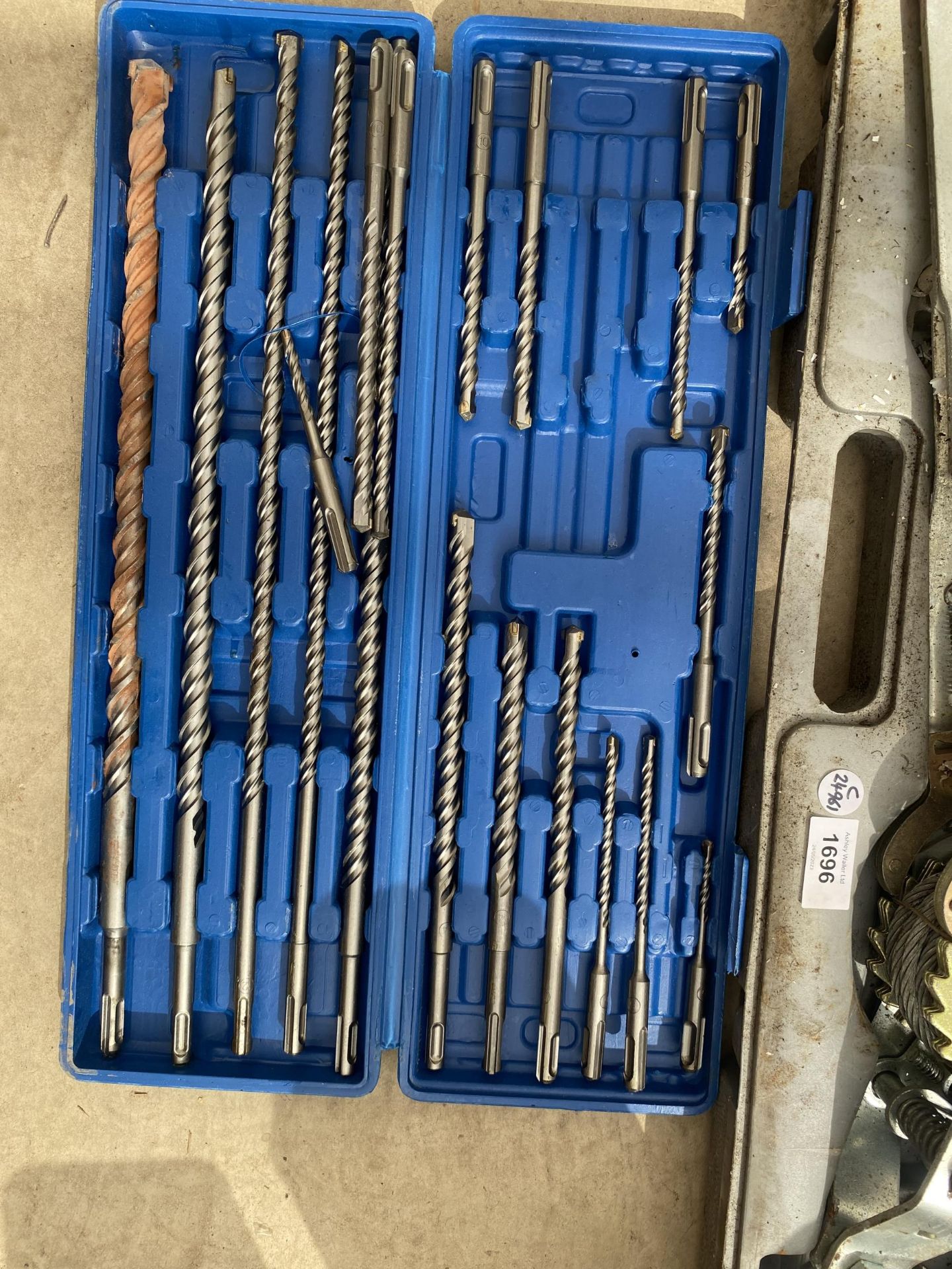 A CASED HORIZONTAL WINCH & DRILL BIT SET - Image 2 of 3