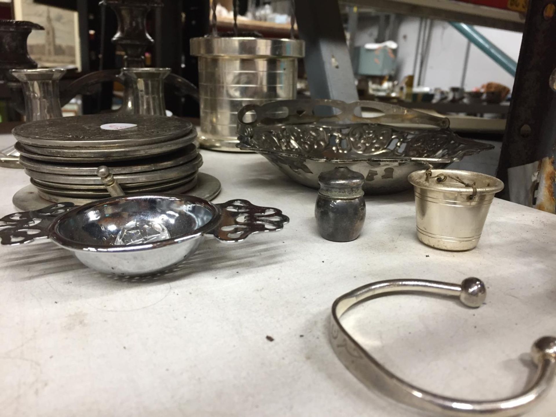 A QUANTITY OF SILVER PLATED ITEMS TO INCLUDE CANDLESTICKS, BOWLS, COASTERS, ETC - Image 5 of 5