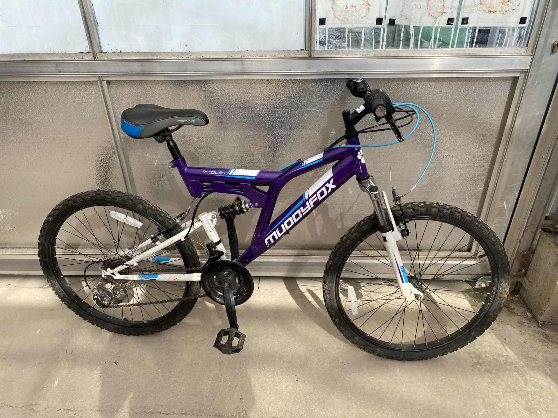 A MUDDYFOX RECOIL 24 BIKE WITH SHIMANO GEAR SYSTEM