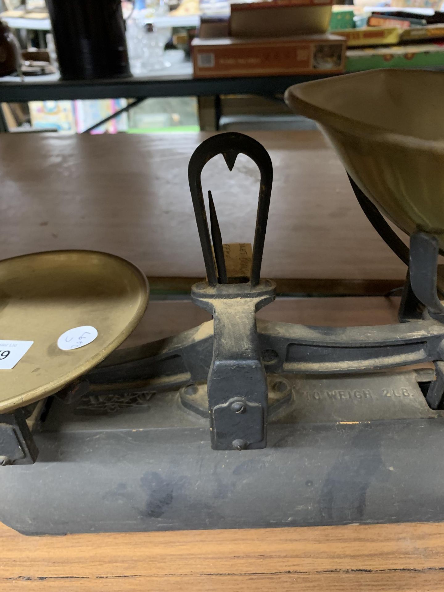 A VINTAGE AVERY SET OF WEIGHING SCALES - Image 4 of 4