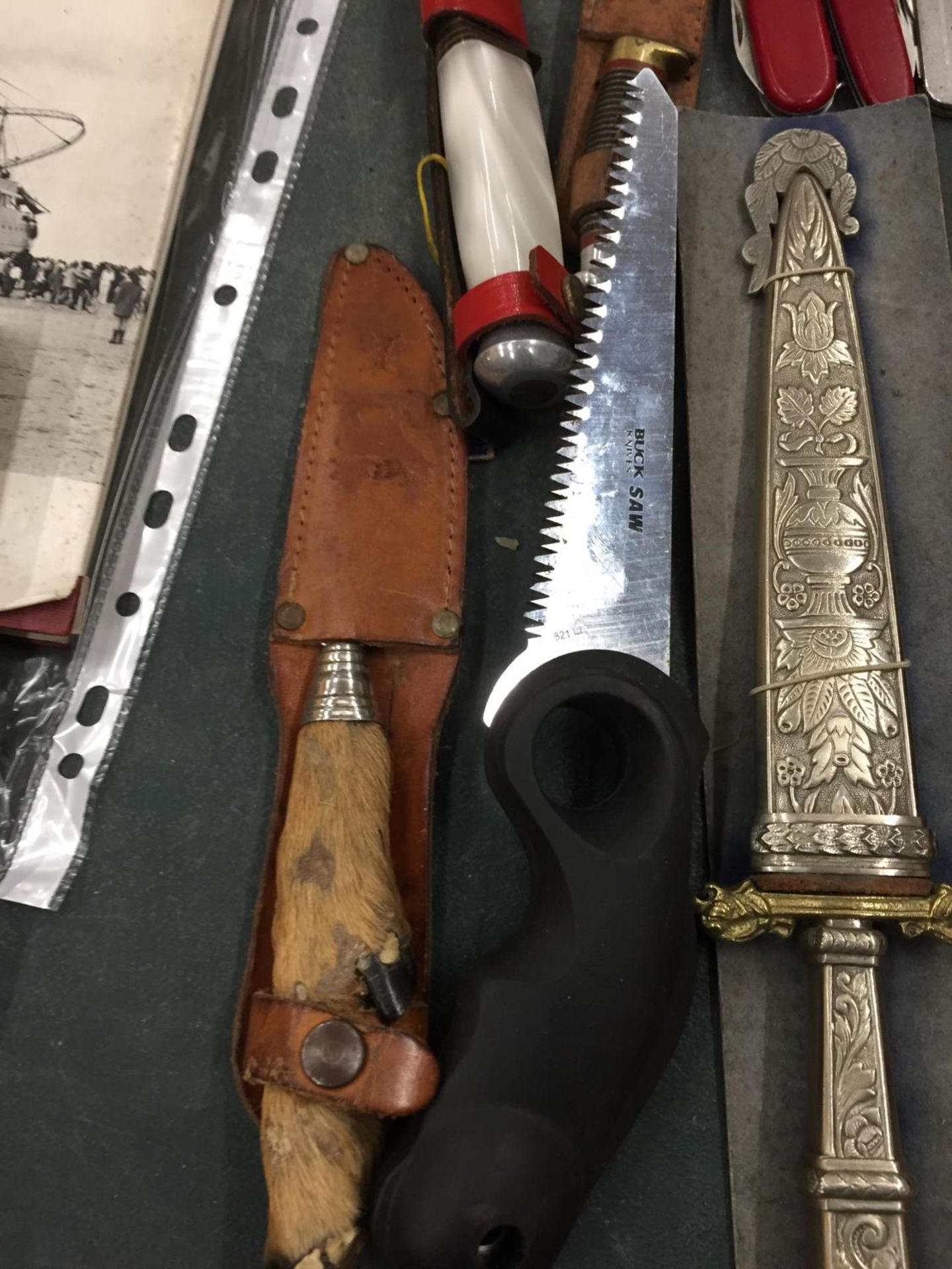 A COLLECTION OF VINTAGE KNIVES TO INCLUDE HUNTING KNIVES AND PEN KNIVES - Image 5 of 5