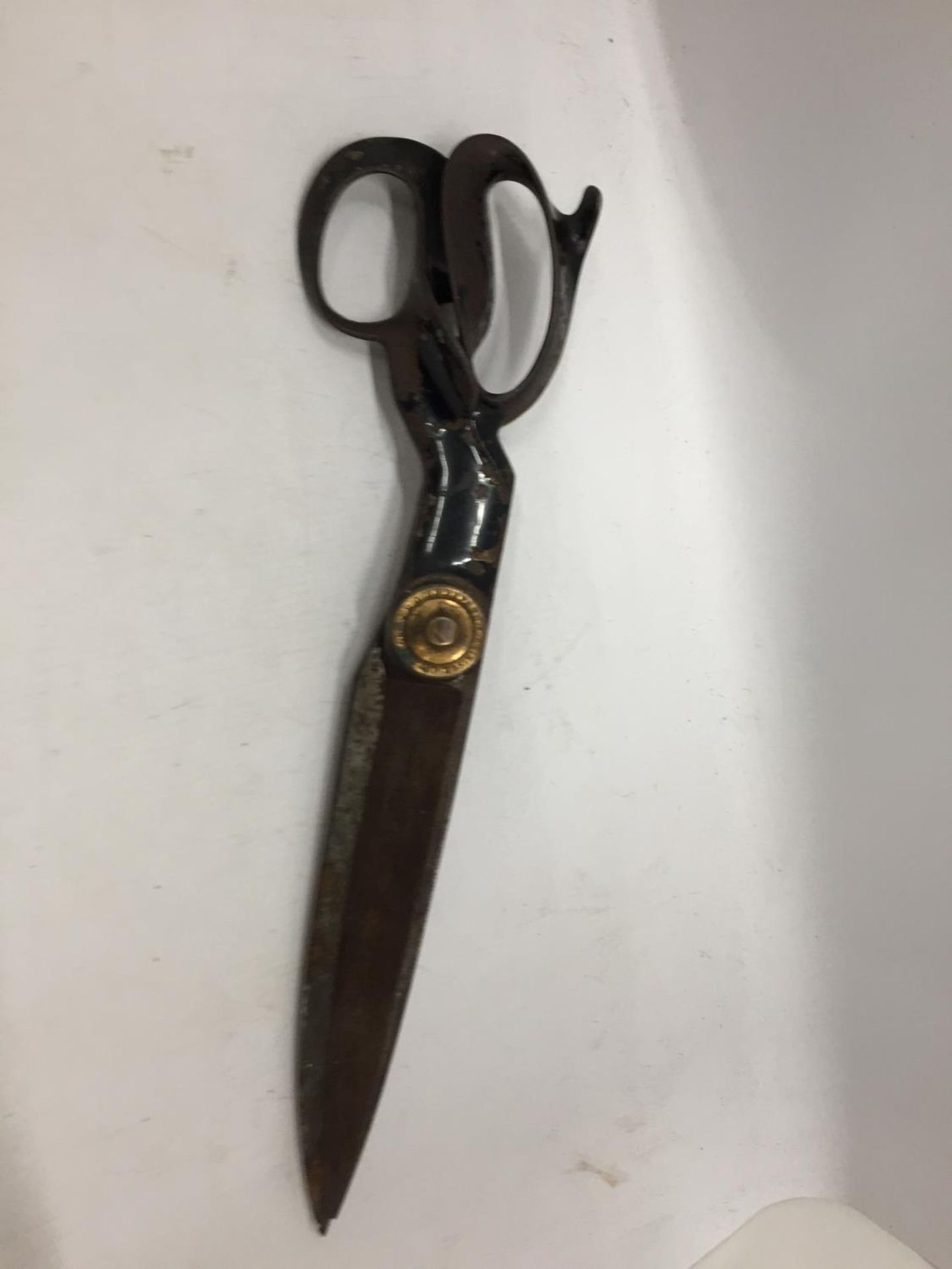 A LARGE PAIR OF VINTAGE DRESS MAKING SCISSORS