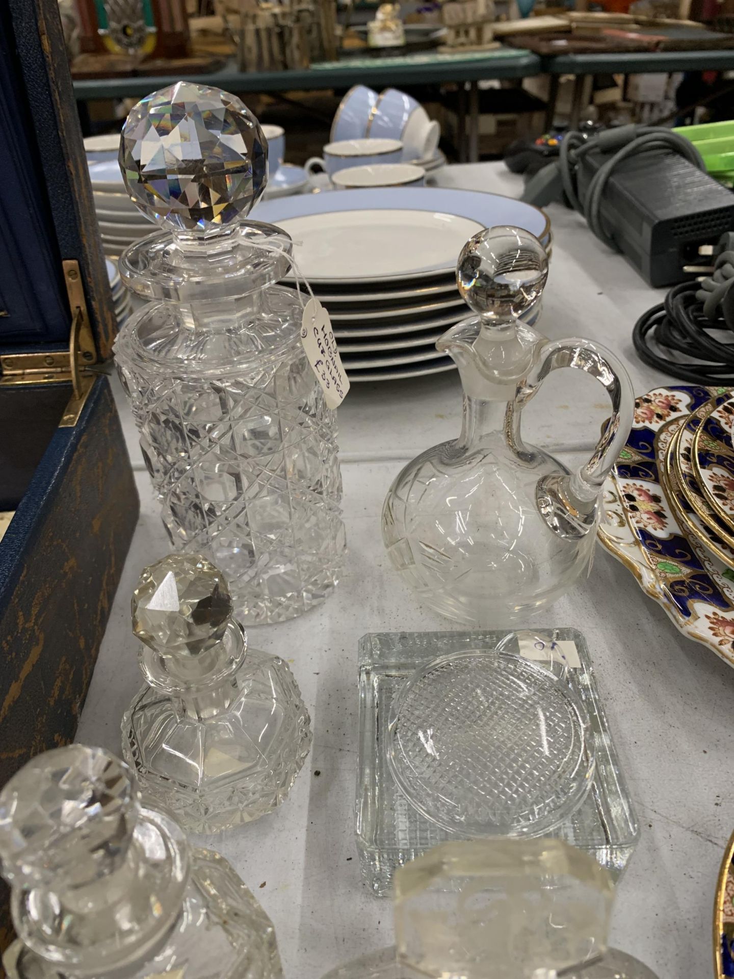 A COLLECTION OF 19TH CENTURY AND LATER GLASSWARE, CUT GLASS DECANTER, ETCHED GLASS ETC - Image 2 of 4