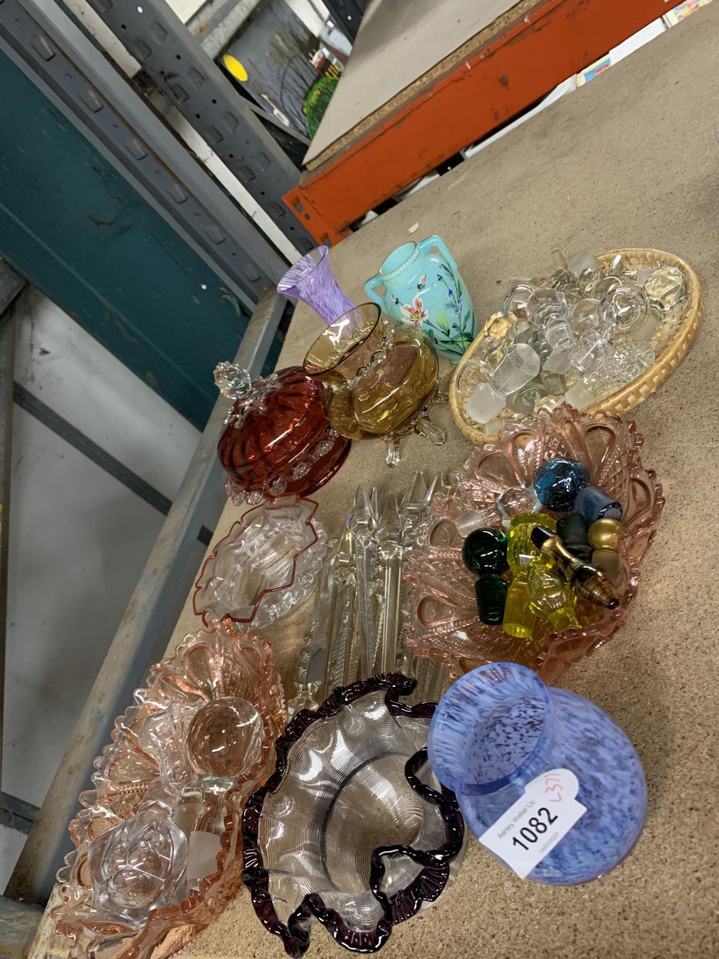 A MIXED COLLECTION OF GLASS TO INCLUDE LIDDED CRANBERRY POT ETC