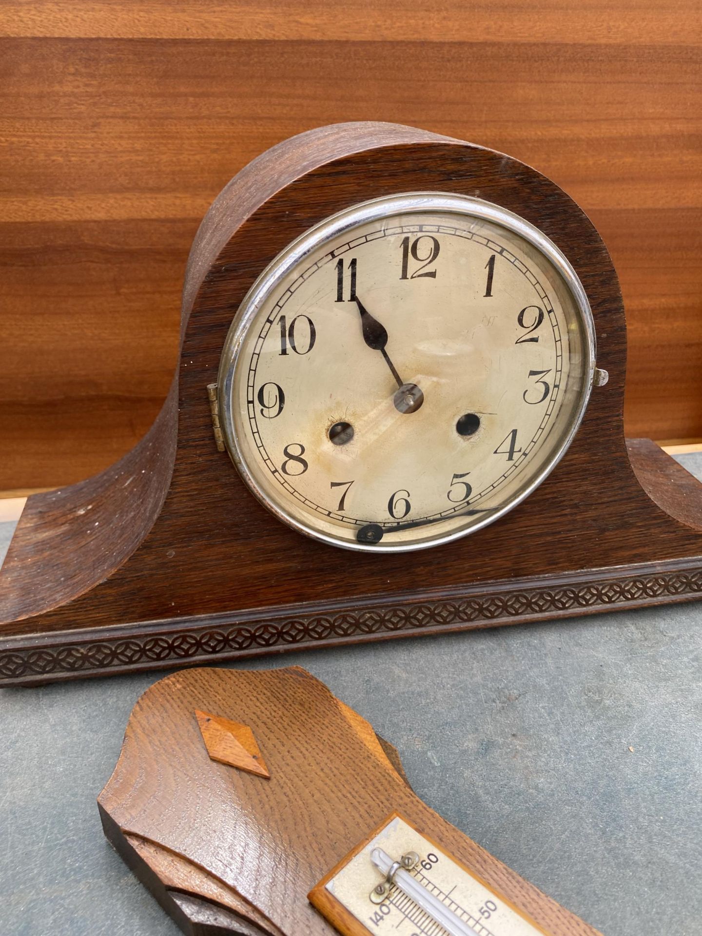 AN OAK CHIMING MANTLE CLOCK AND OAK BAROMETER - Image 2 of 3