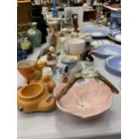 A MIXED COLLECTION OF CERAMICS, CRESTED CHINA, 1919 COMMEMORATIVE MUG, BESWICK BIRD ETC