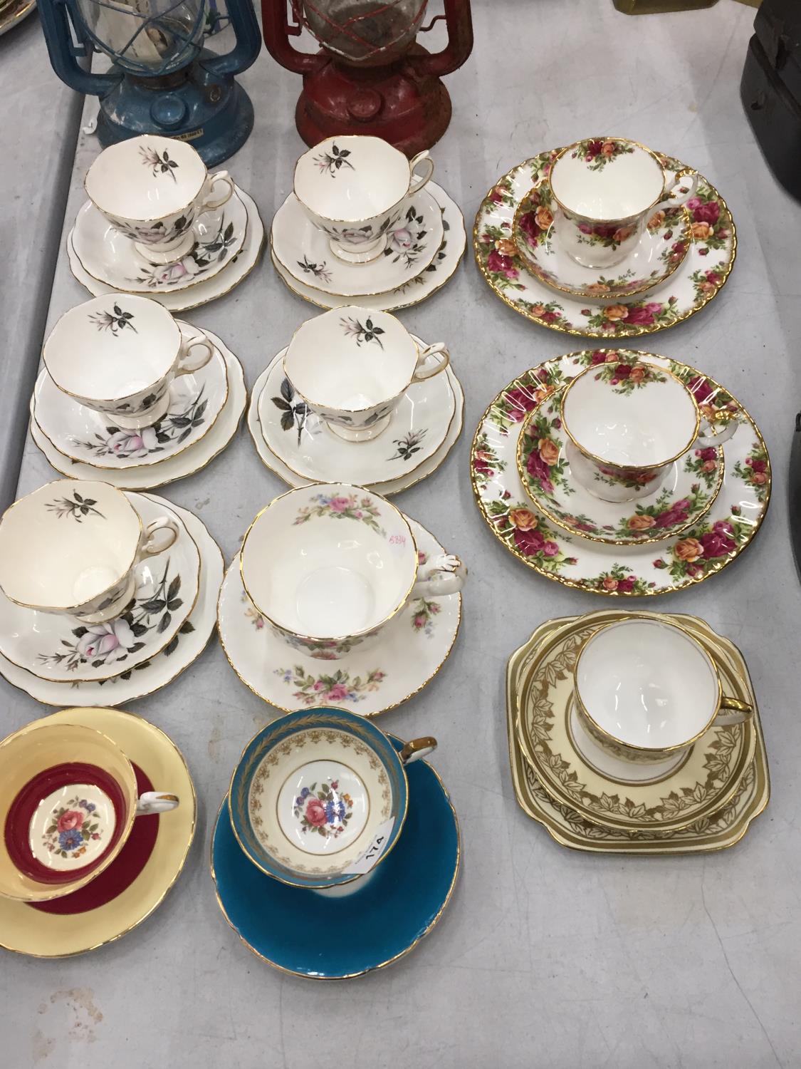 A QUANTITY OF VINTAGE CHINA TRIOS TO INCLUDE ROYAL 'QUEEN'S MESSENGER', 'OLD COUNTRY ROSES',