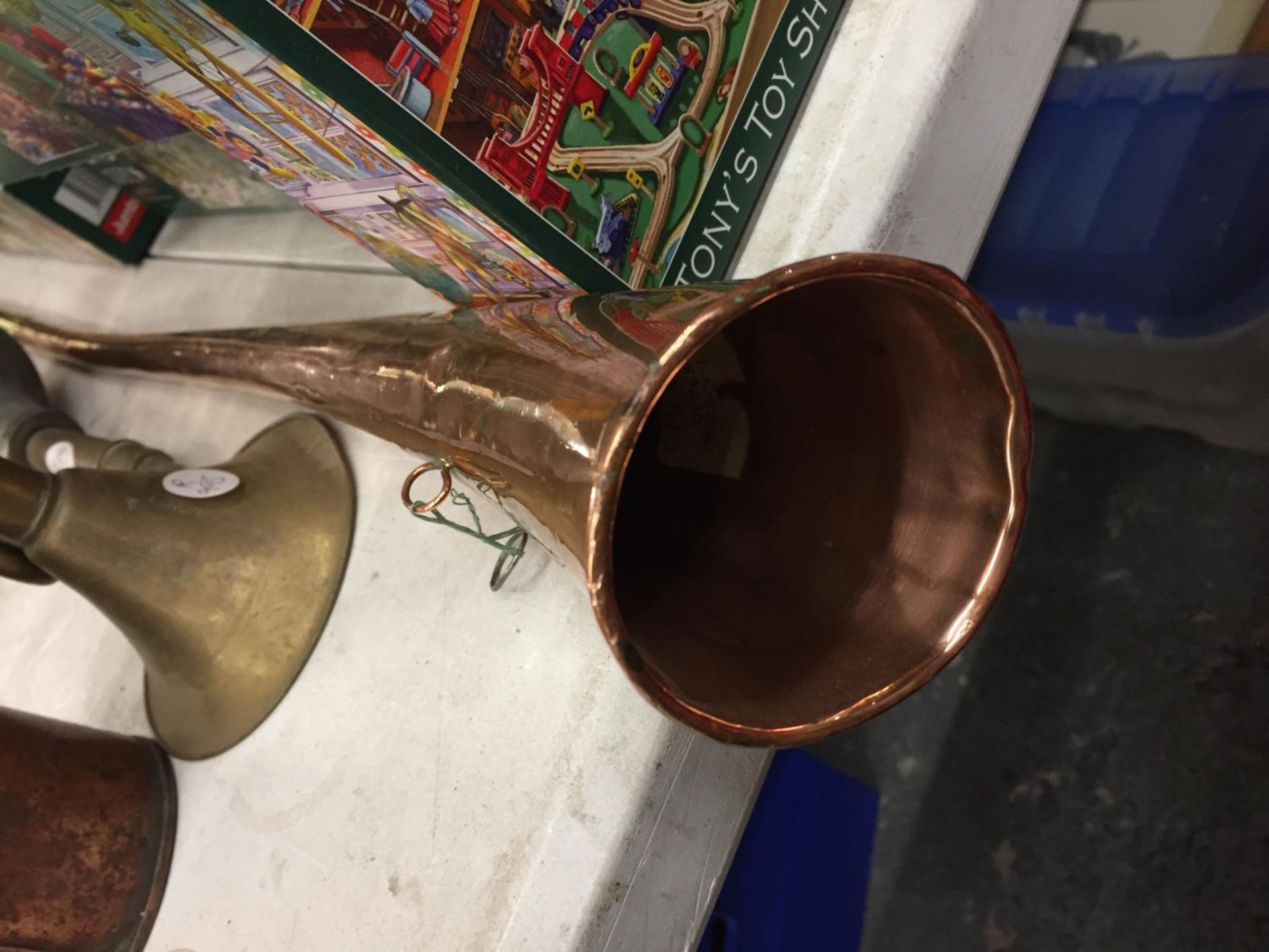 A VINTAGE COPPER COACHING HORN, TWO BRASS CAR HORNS PLUS A SMALL BOX OF SOLDIERS AND CARS - Image 7 of 8