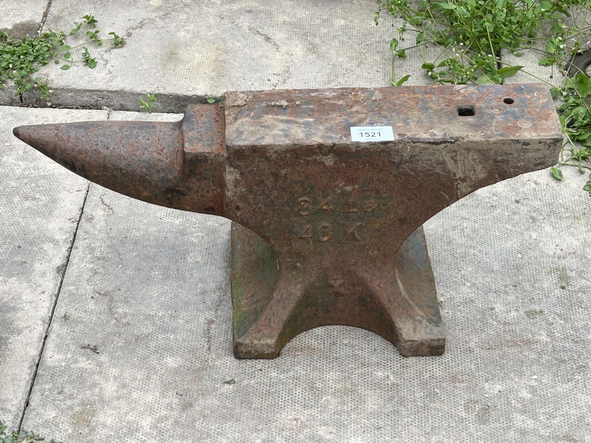 A SMALL VINTAGE CAST IRON BLACKSMITHS ANVIL (H:22CM L:51CM)