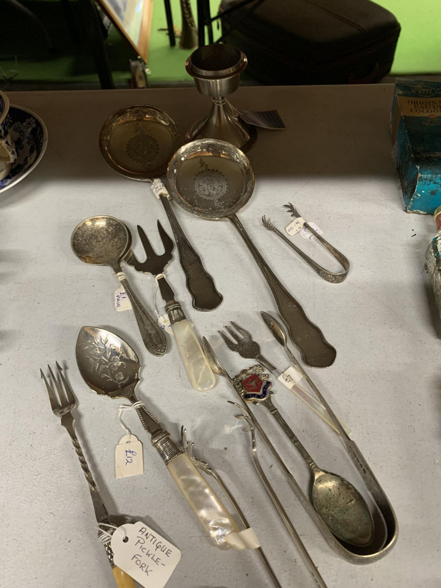 A MIXED GROUP OF SILVER PLATED ITEMS, NAPKIN RINGS, FLATWARE ETC - Image 2 of 4