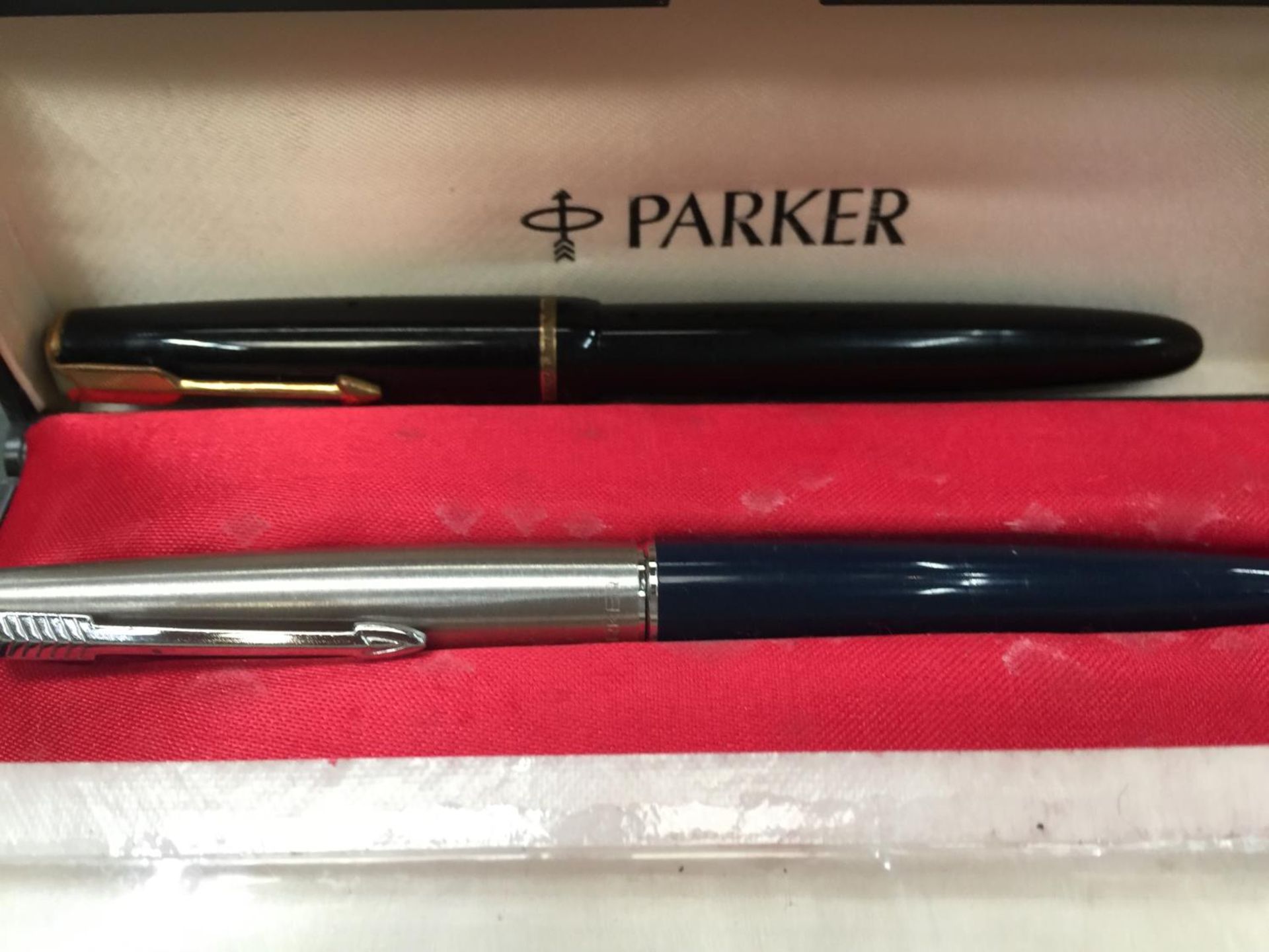 A PARKER FOUNTAIN PEN WITH 14CT GOLD NIB, TWO BOXED PARKER PENS PLUS A CALLIGRAPHY PEN - Image 3 of 5