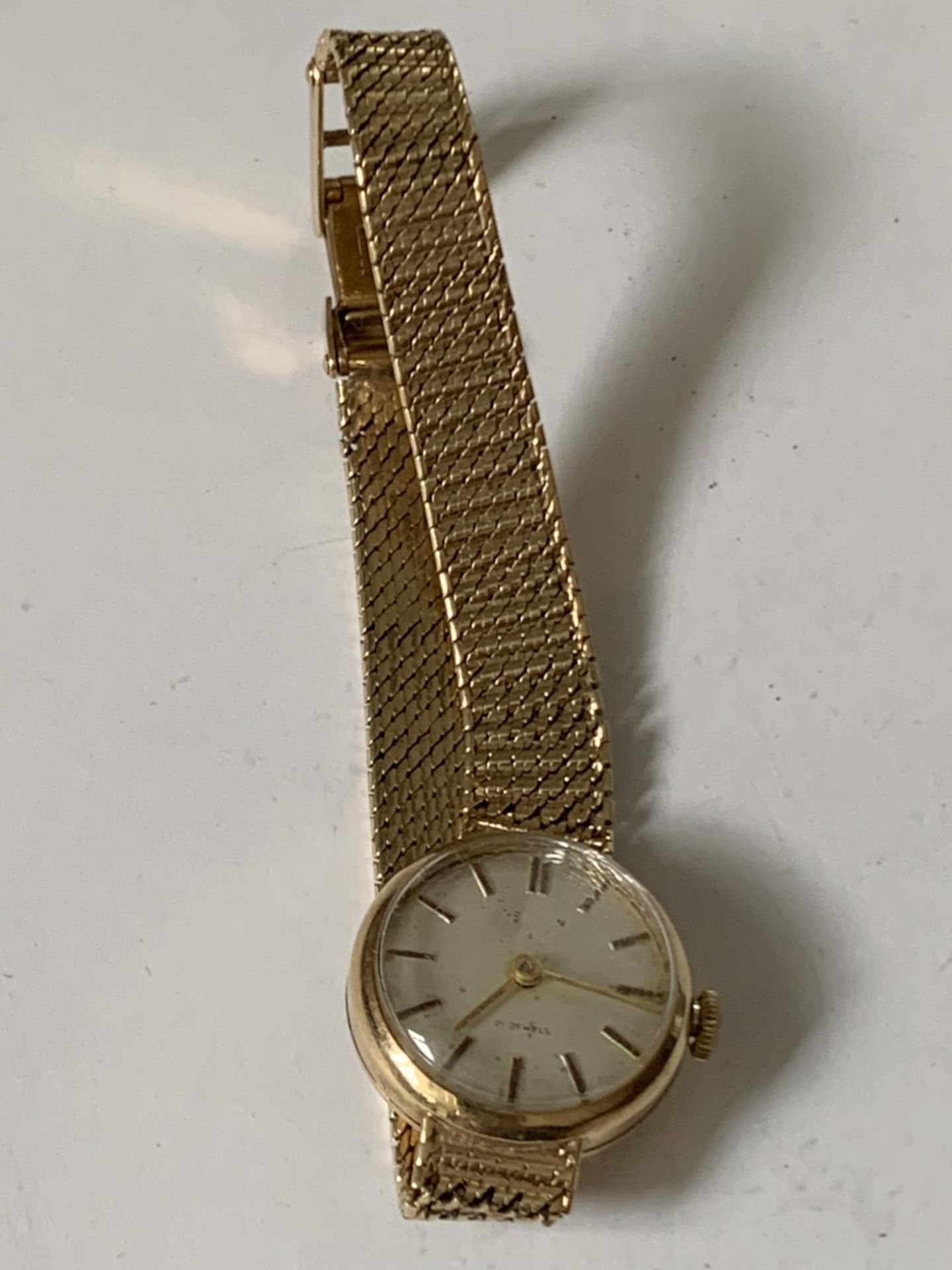 A LADIES VINTAGE 9 CARAT GOLD WRIST WATCH WITH 9 CARAT GOLD STRAP GROSS WEIGHT 16.86 GRAMS