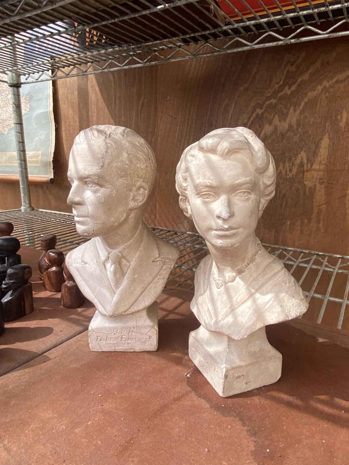 A PAIR OF VINTAGE STONE EFFECT BUSTS OF QUEEN ELIZABETH AND THE DUKE OF EDINBURGH - Image 3 of 4