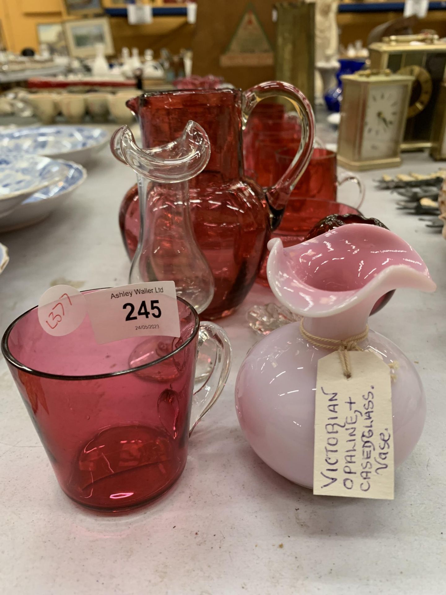 A COLLECTION OF VINTAGE CRANBERRY GLASS, VICTORIAN OPALINE EXAMPLE ETC - Image 4 of 4