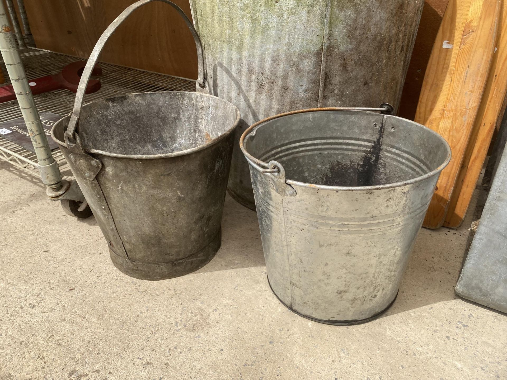 A VINTAGE GALVANISED DOLLY TUB AND TWO GALVANISED BUCKETS - Image 2 of 4