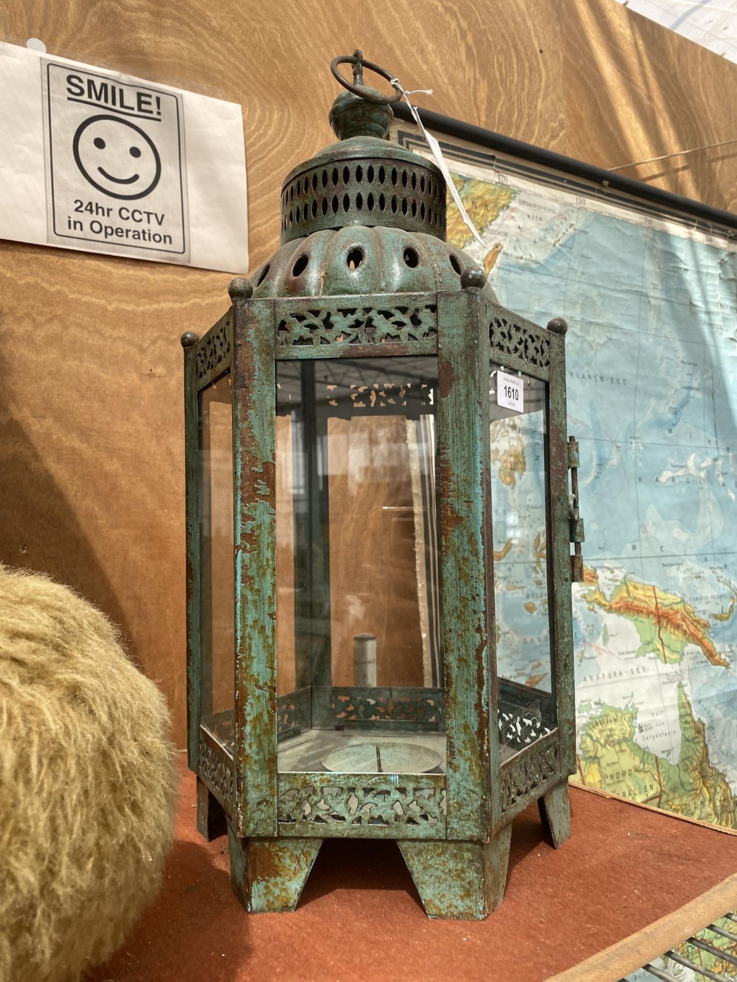 A DECORATIVE VINTAGE STYLE METAL CANDLE LANTERN - Image 2 of 3