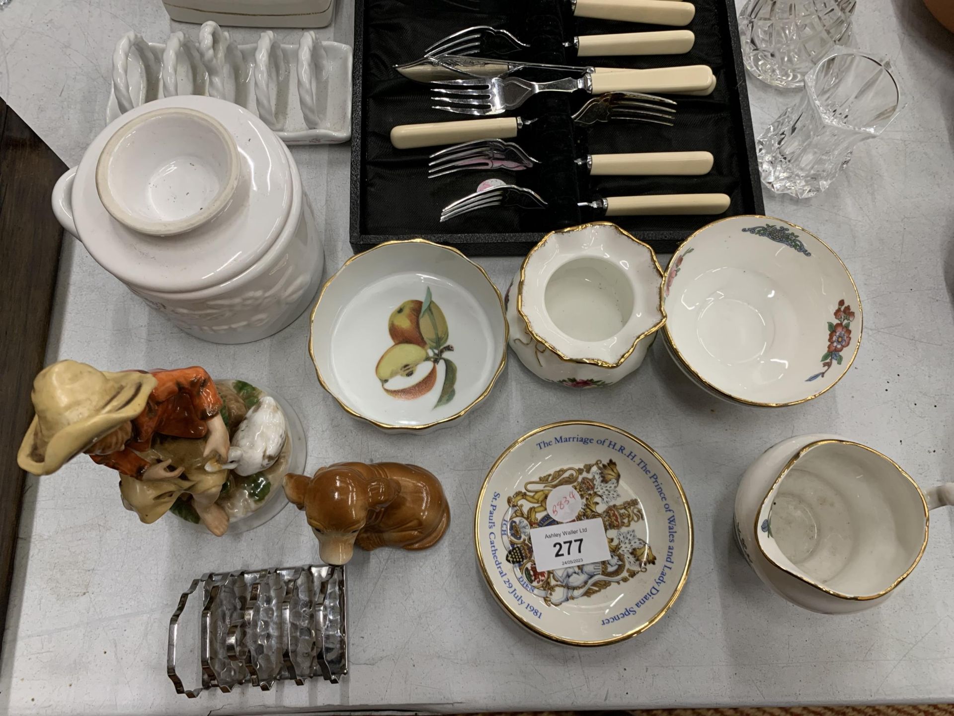 A MIXED LOT OF ITEMS, CASED SILVER PLATED FLATWARE, CUT GLASS, DOG FIGURE, EPNS TOAST RACK ETC - Image 5 of 5