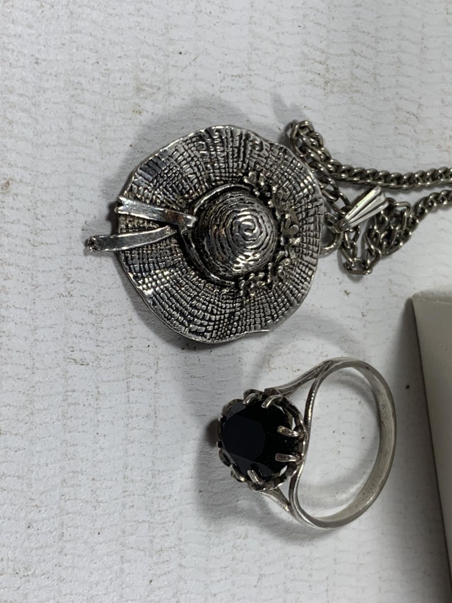 THREE SILVER ITEMS TO INCLUDE A SILVER GILT NECKLACE AND PENDNAT, SILVER HAT PENDANT AND A RING WITH - Image 3 of 3
