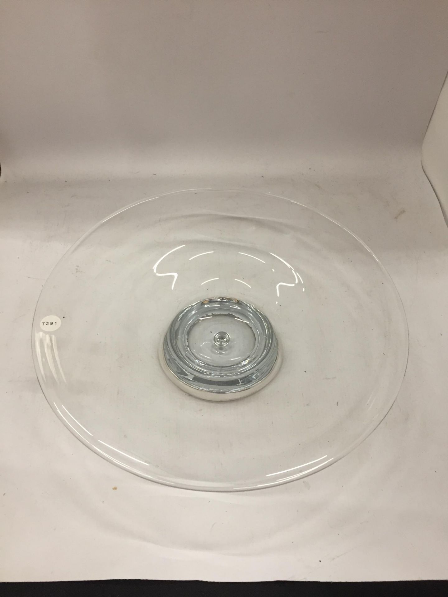 AN ABSTRACT CLEAR GLASS BOWL WITH HALLMARKED SILVER RIM