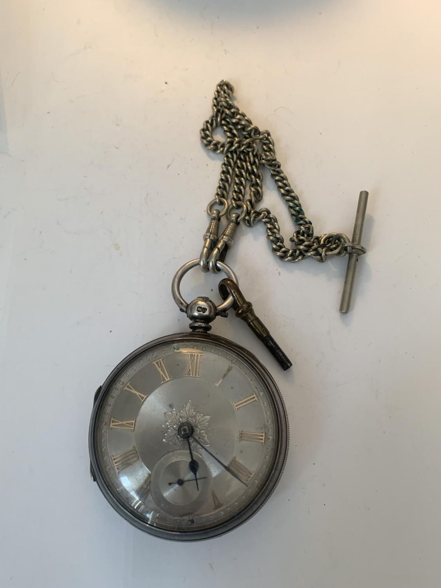A HALLMARKED LONDON SILVER POCKET WATCH WITH DECORATIVE DIAL, ROMAN NUMERALS, SUB DAIL AND KEY ON