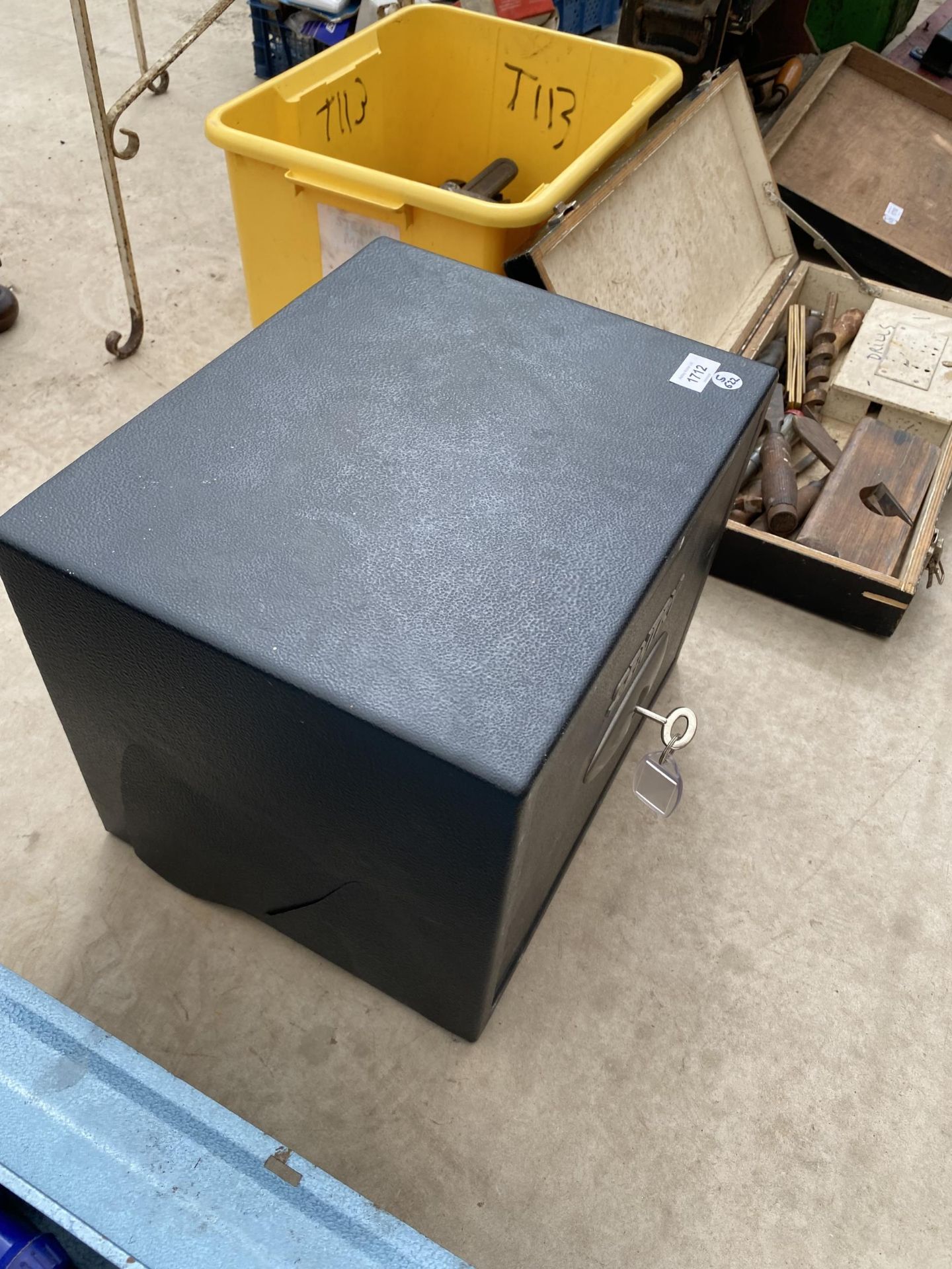 A SENTRY METAL SAFE BOX WITH KEY - Image 3 of 3