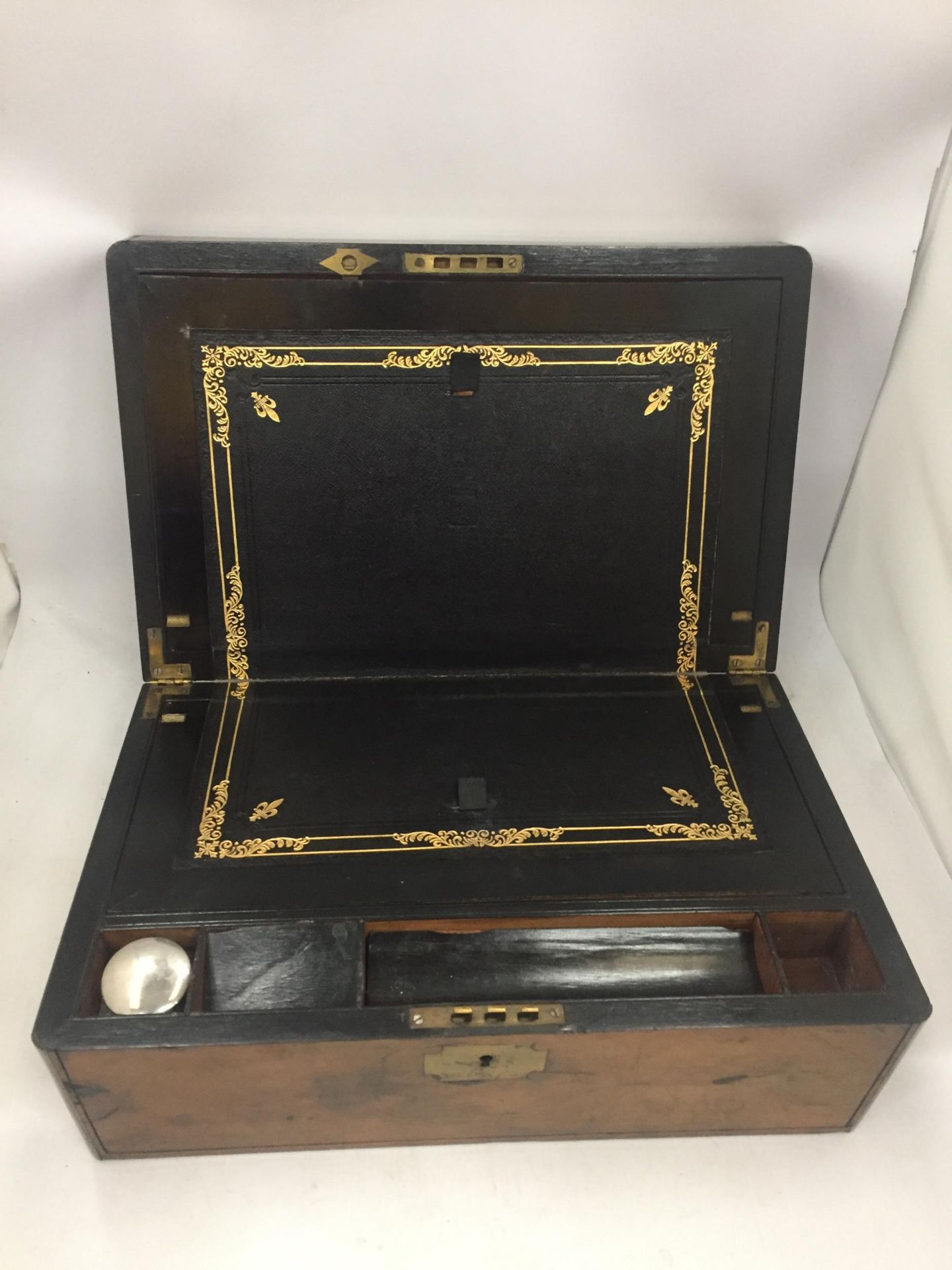 AN EARLY 20TH CENTURY WALNUT AND BRASS WRITING SLOPE WITH INNER BLACK LEATHER AND GILT SLOPE AND - Image 4 of 6