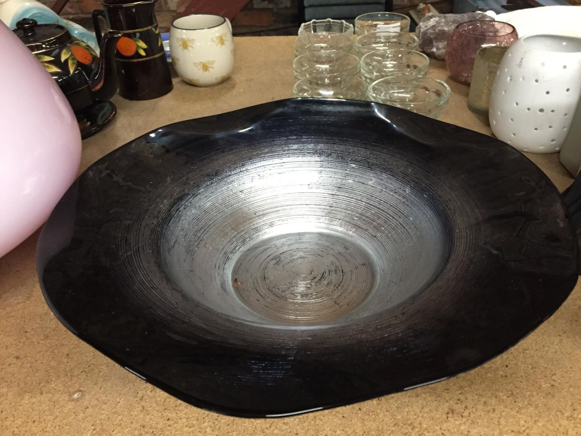 A LARGE PINK GLASS BOWL PLUS A LARGE BLACK AND SILVER BOWL - Image 4 of 4