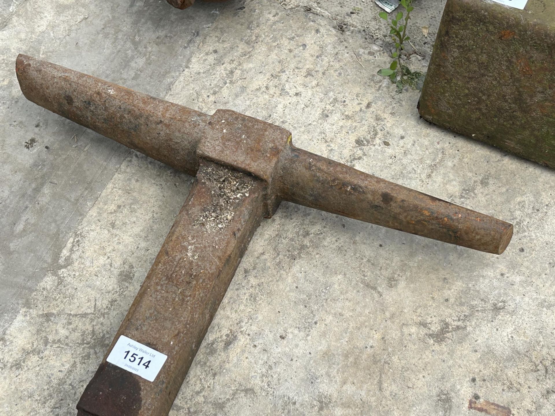 A VINTAGE CAST IRON FORGING TOOL - Image 2 of 3