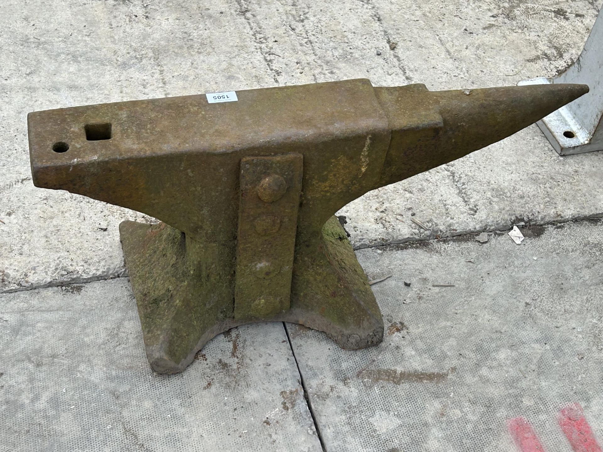 A VINTAGE CAST IRON BLACKSMITHS ANVIL (H:32CM L:74CM) - Image 3 of 4