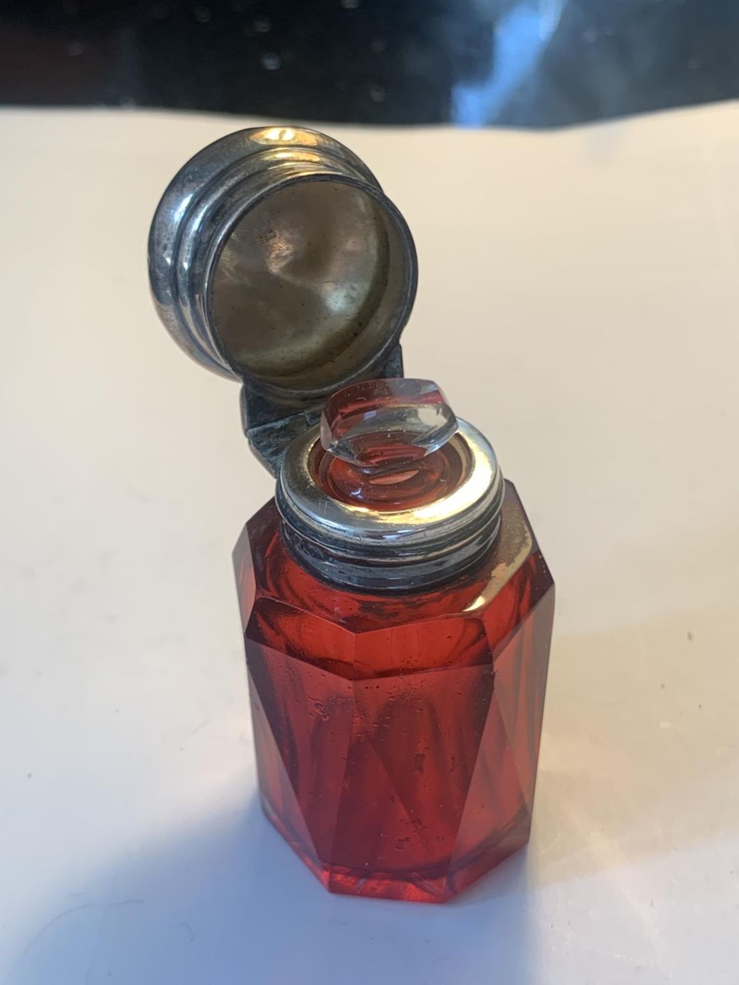 A CRANBERRY GLASS PERFUME BOTTLE WITH HALLMARKED BIRMINGHAM SILVER TOP AND GLASS STOPPER - Bild 2 aus 4