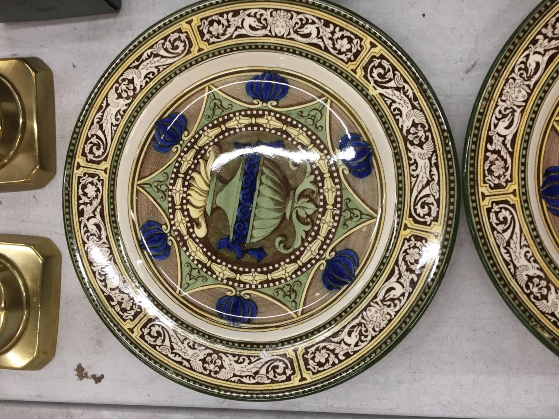 A PAIR OF VICTORIAN CABINET PLATES - Image 3 of 4