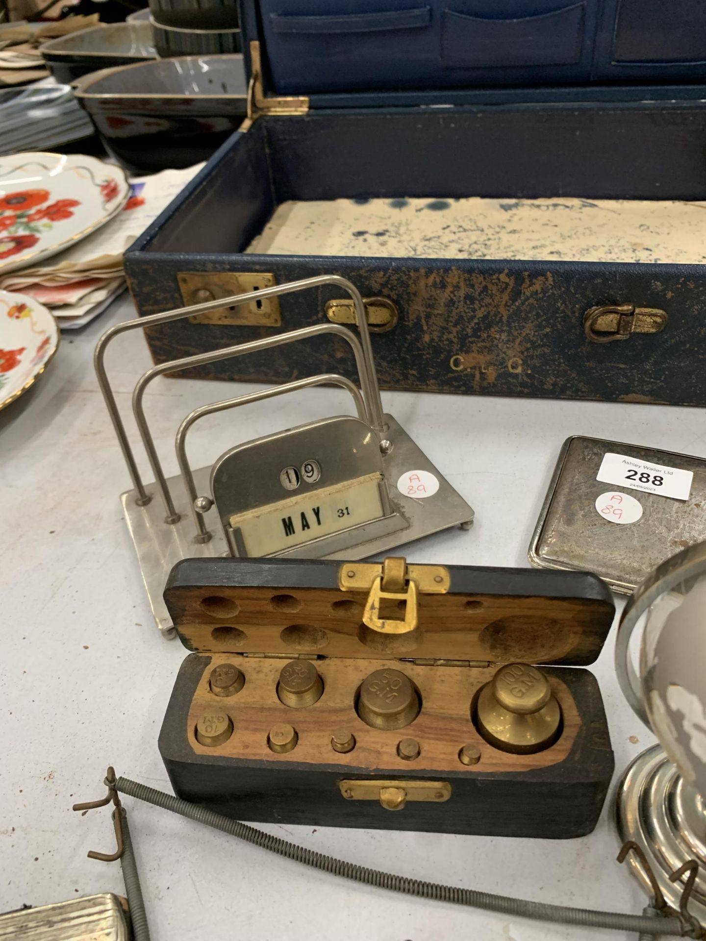 A MIXED LOT TO INCLUDE BRASS WEIGHTS IN BOX, SMALL GLOBE ETC - Image 4 of 6