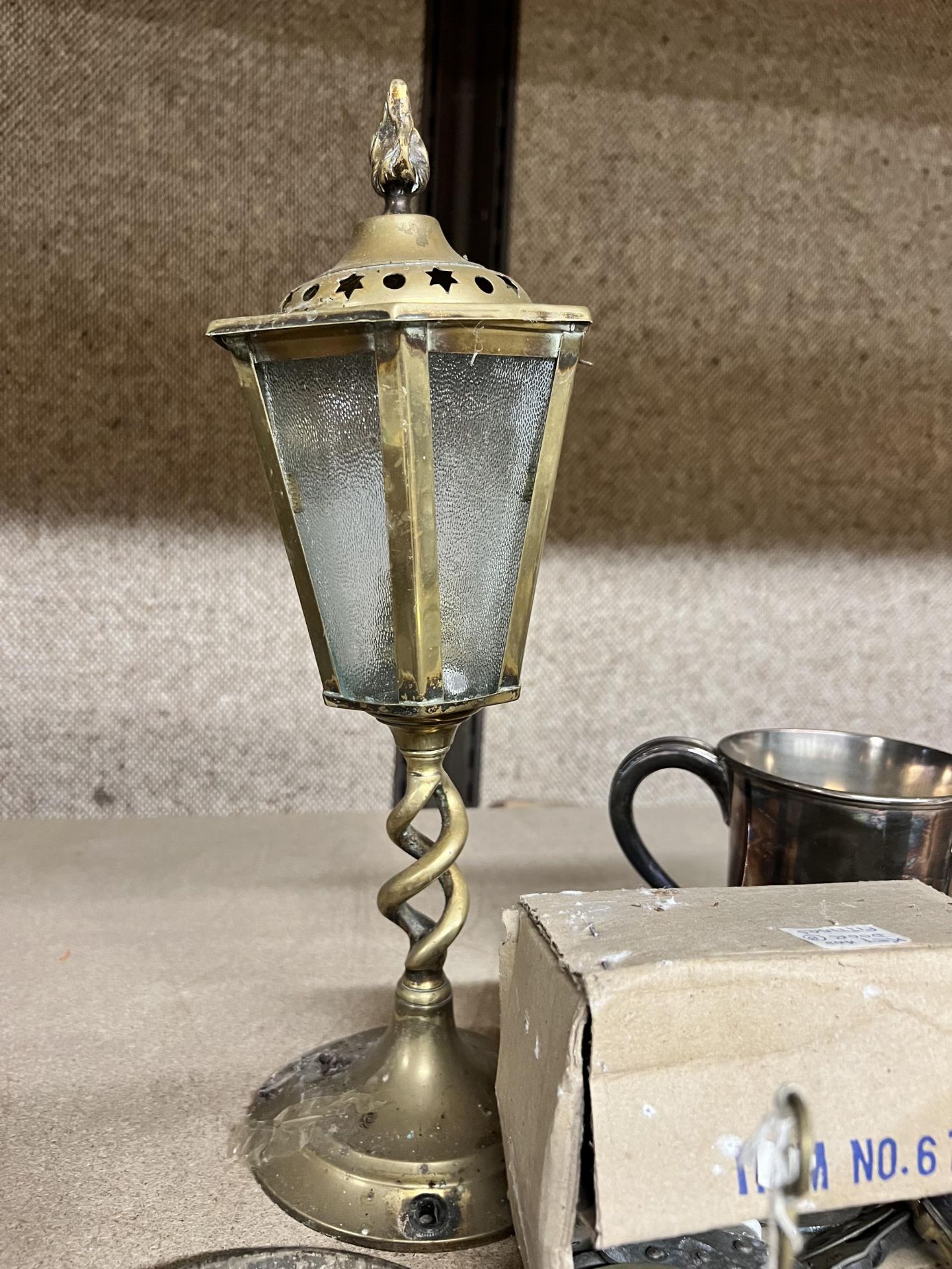 A QUANTITY OF BRASS AND PEWTER TO INCLUDE A CANDLE SNUFFER, LAMP, SHOEHORN IN A LEATHER CASE, - Image 3 of 4