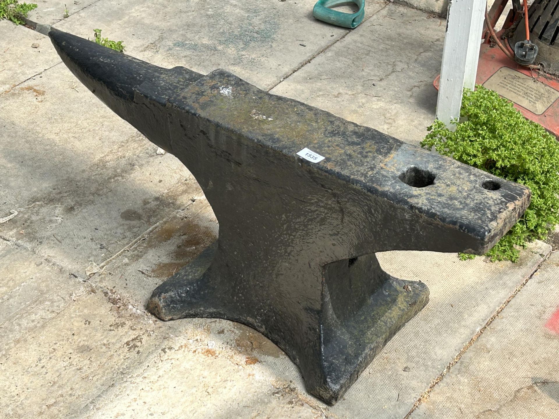 A LARGE VINTAGE CAST IRON BLACKSMITHS ANVIL (H:37CM L:89CM) - Image 2 of 4