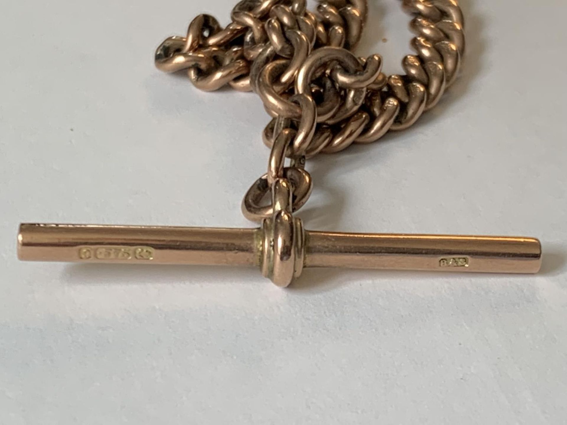 A 9 CARAT GOLD WATCH CHAIN WITH T BAR GROSS WEIGHT 38.22 GRAMS IN A PRESENTATION BOX - Image 3 of 4