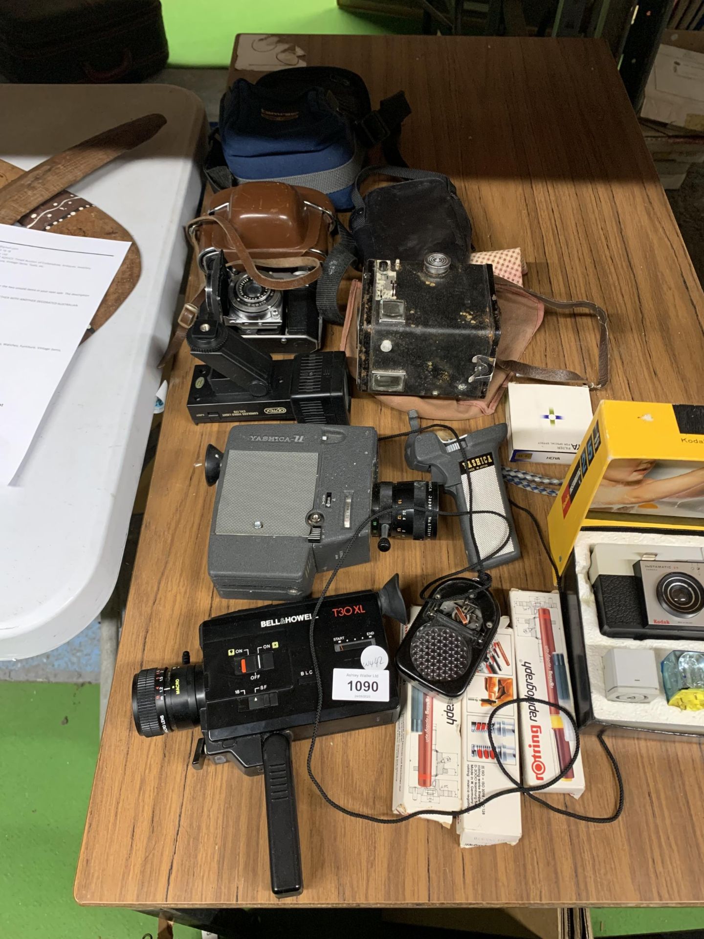 A MIXED GROUP OF CAMERAS AND FURTHER ITEMS, BOXED KODAK INSTAMATIC 25 ETC - Image 2 of 3