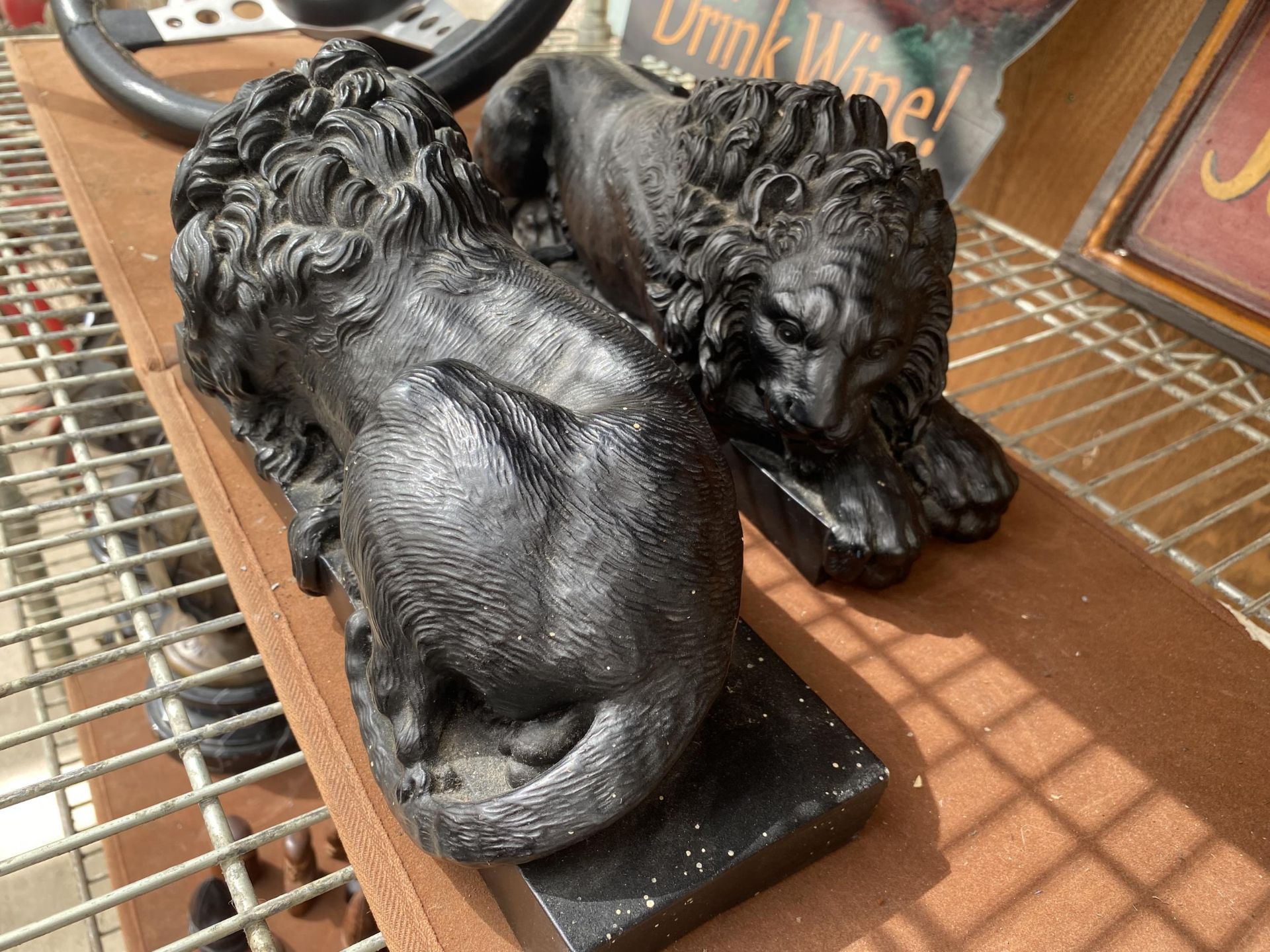 A PAIR OF VINTAGE SLEEPING LIONS - Image 4 of 4