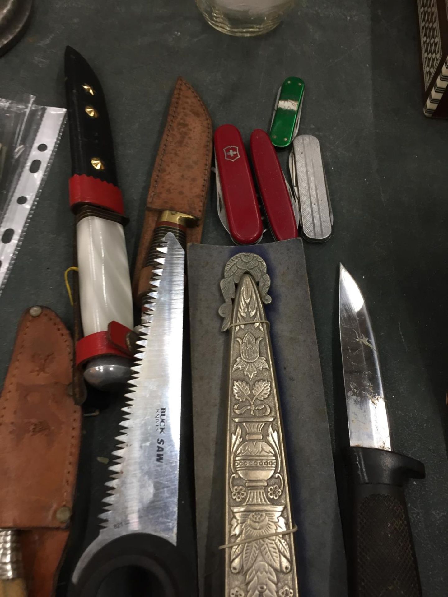 A COLLECTION OF VINTAGE KNIVES TO INCLUDE HUNTING KNIVES AND PEN KNIVES - Image 3 of 5