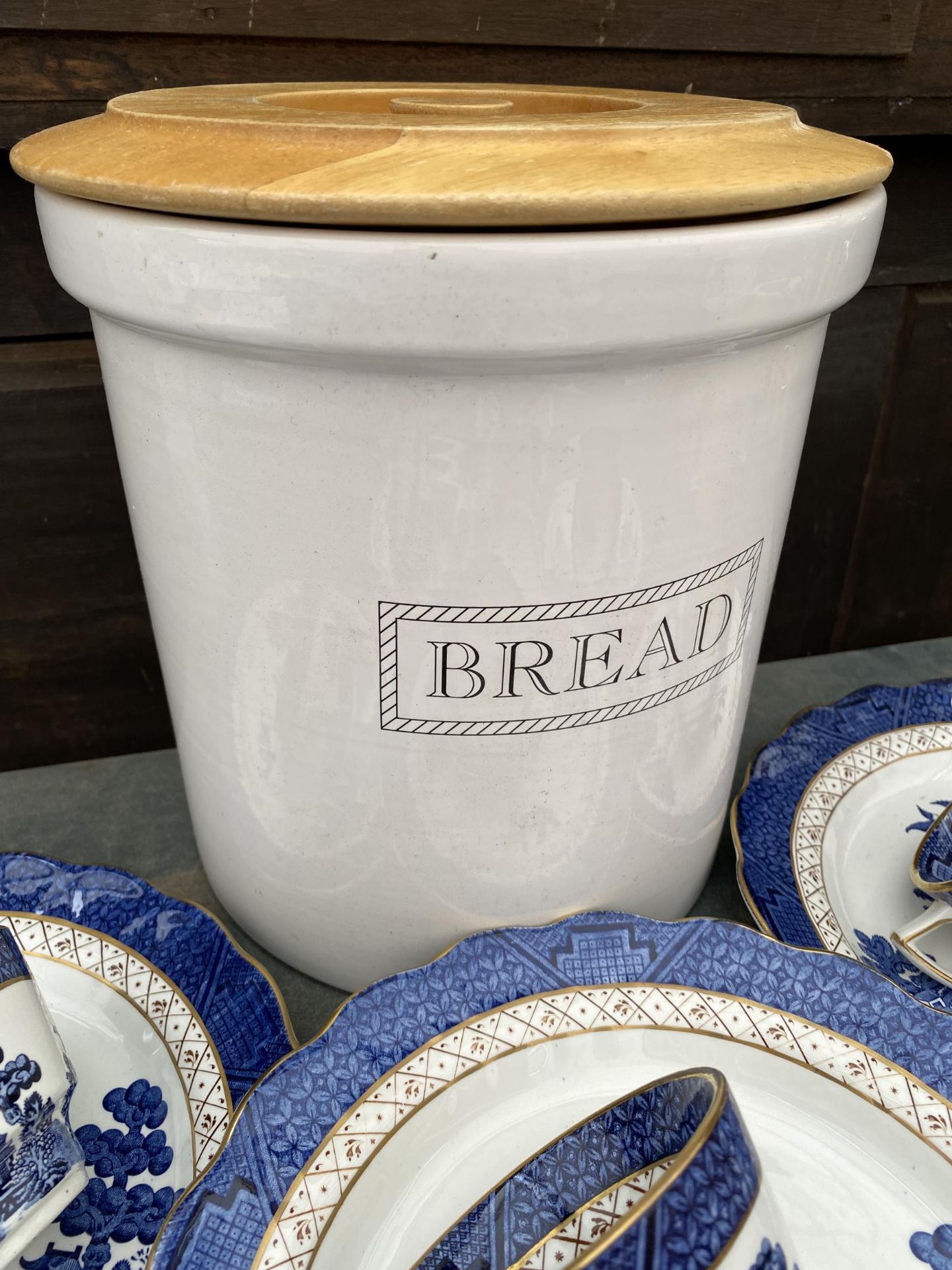 A COLLECTION OF ROYAL OLD WILLOW BLUE AND WHITE CERAMICS AND A LIDDED BREAD BIN - Image 2 of 5