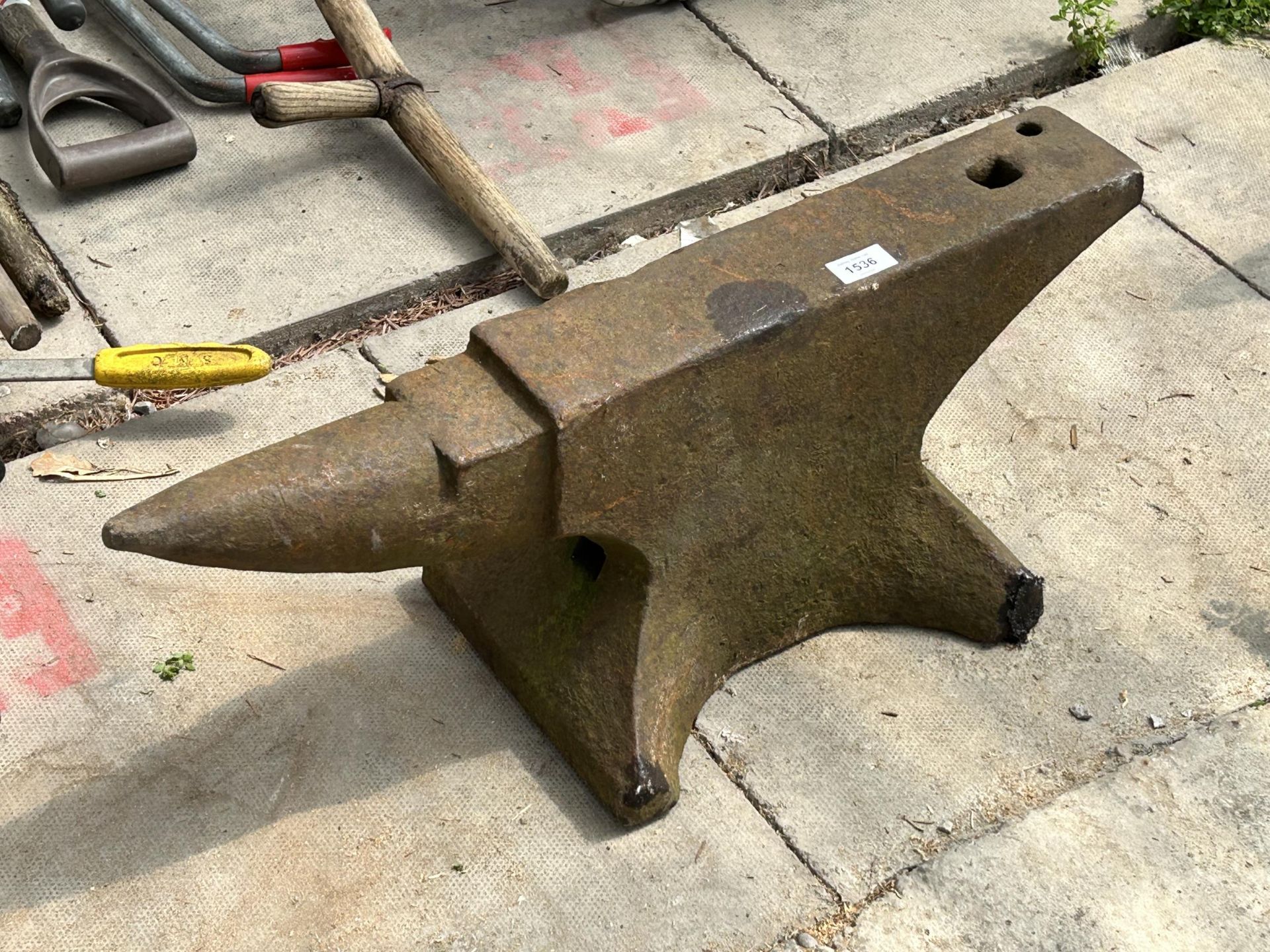 A VINTAGE CAST IRON BLACKSMITHS ANVIL (H:26CM L:68CM) - Image 2 of 4