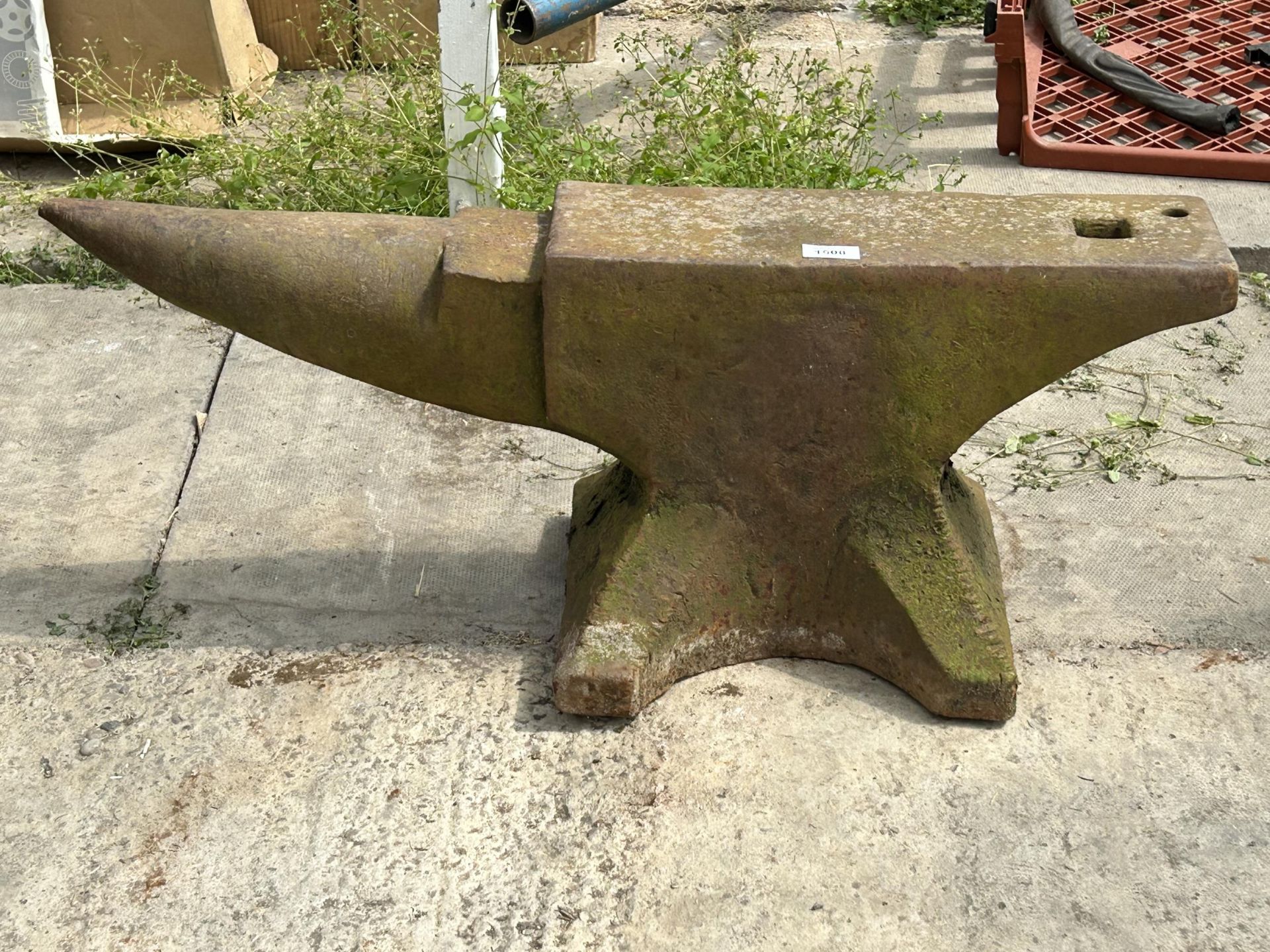 A LARGE VINTAGE CAST IRON BLACKSMITHS ANVIL (H:82CM L:82CM)