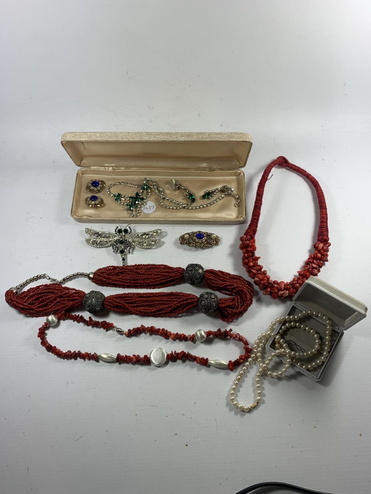 VARIOUS ITEMS OF JEWELLERY TO INCLUDE CORAL NECKLACE, PEARLS WITH 9 CARAT GOLD CLASP, DIAMONTE