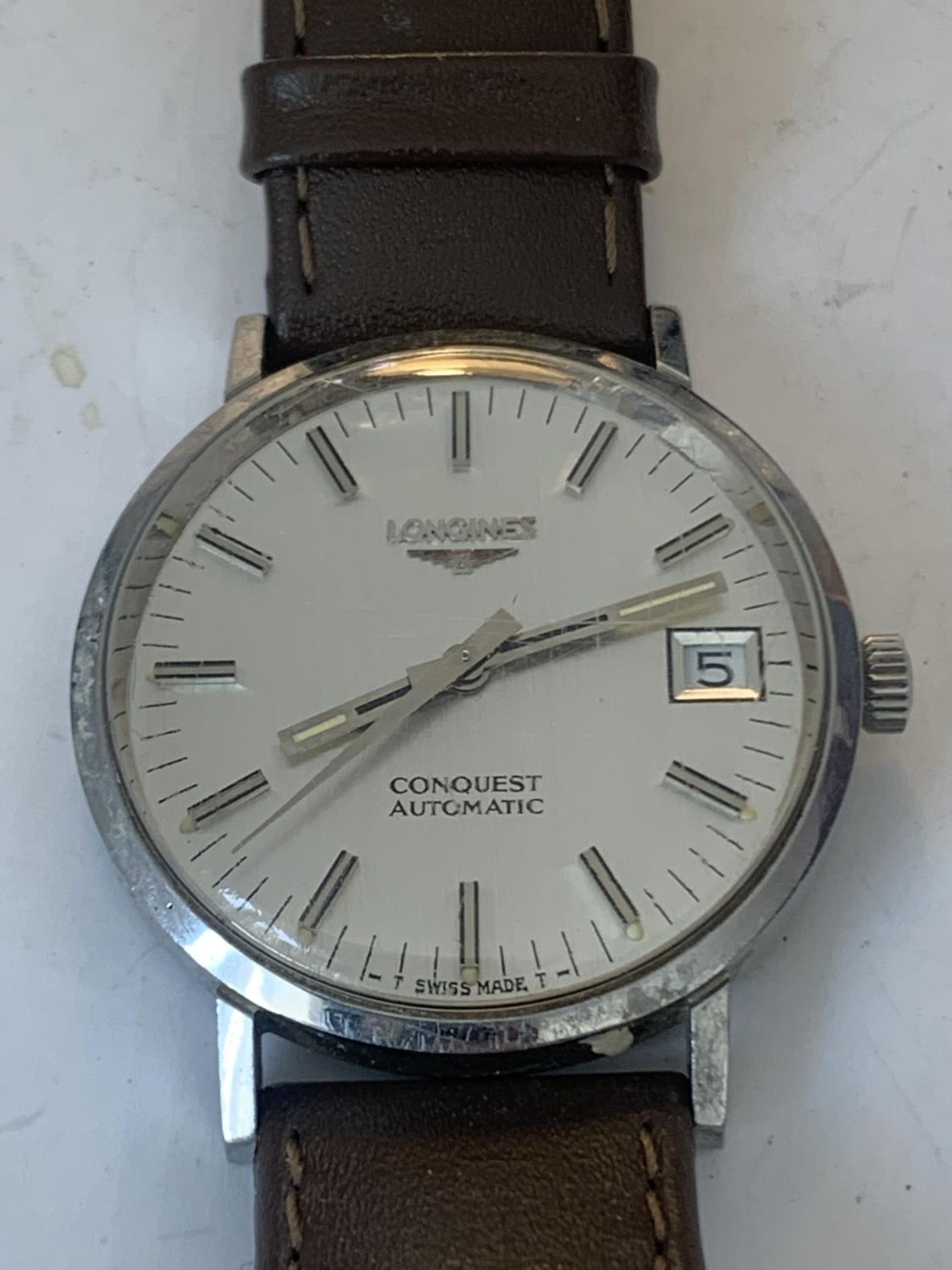 A VINTAGE LONGINES CONQUEST AUTOMATIC WRIST WATCH WITH LEATHER STRAP SEEN WORKING BUT NO WARRANTY - Image 2 of 3