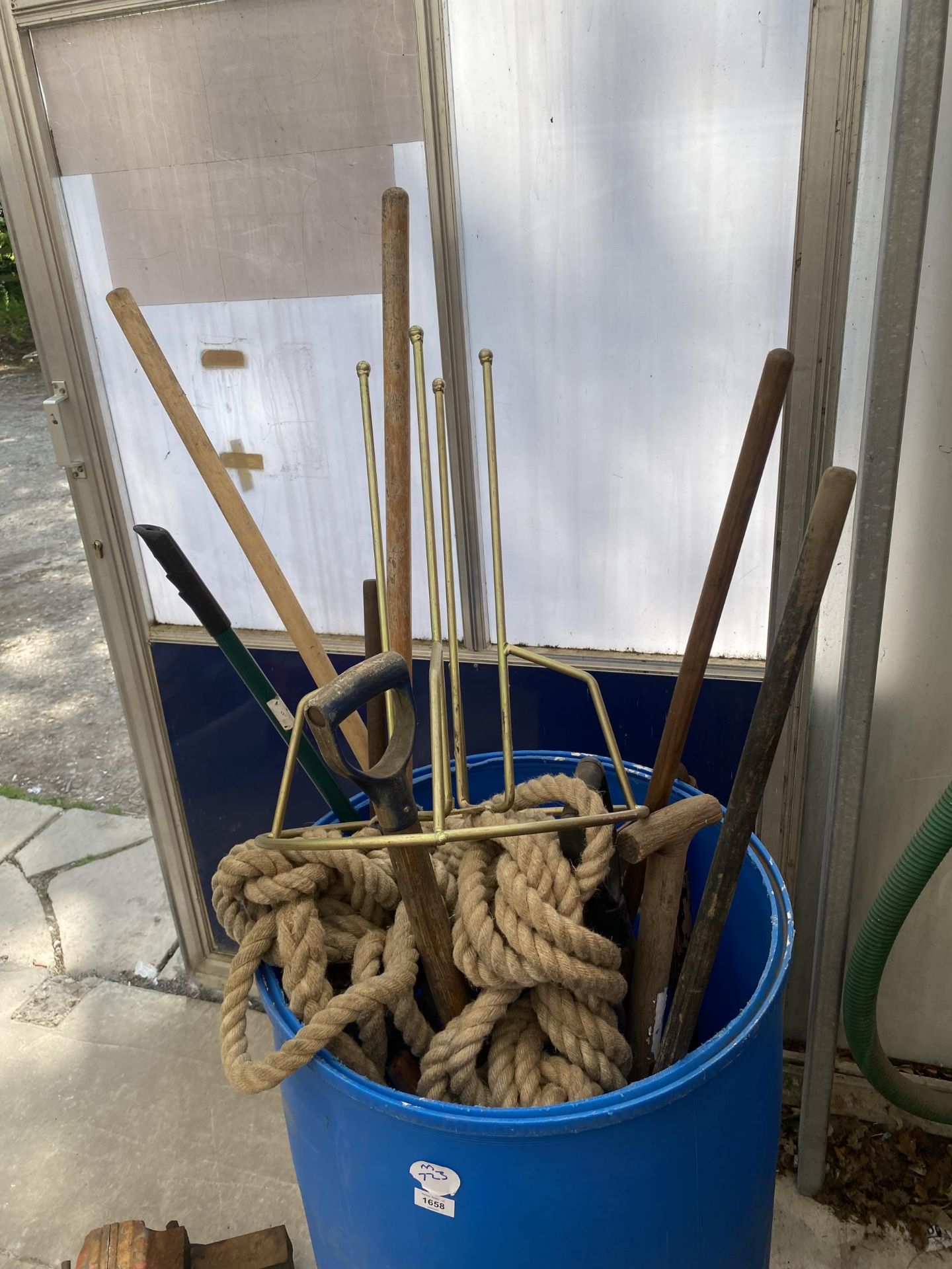 A PLASTIC BIN OF ASSORTED GARDEN TOOLS, ROPE ETC - Image 2 of 3